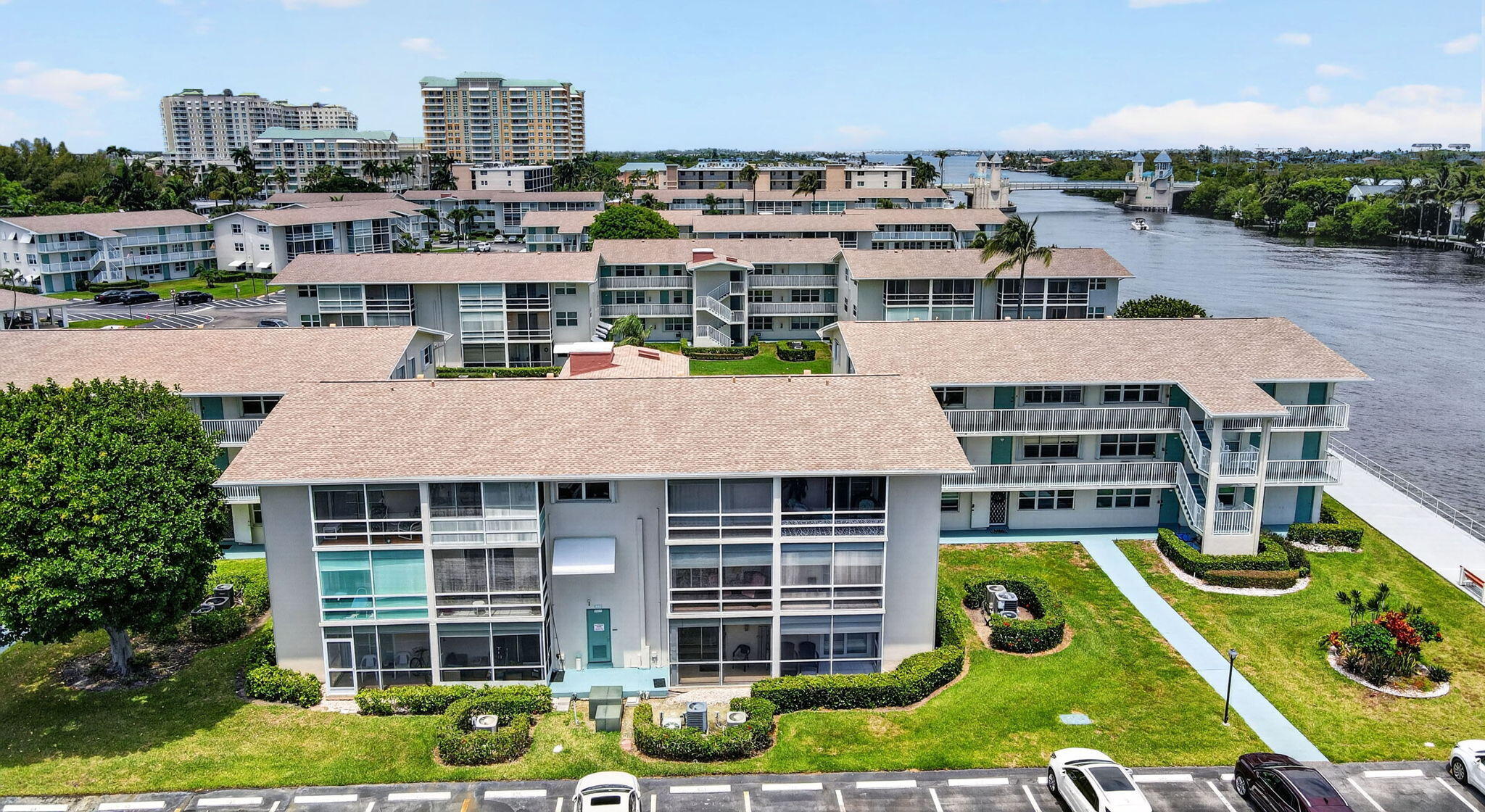 370 Horizon Street E
