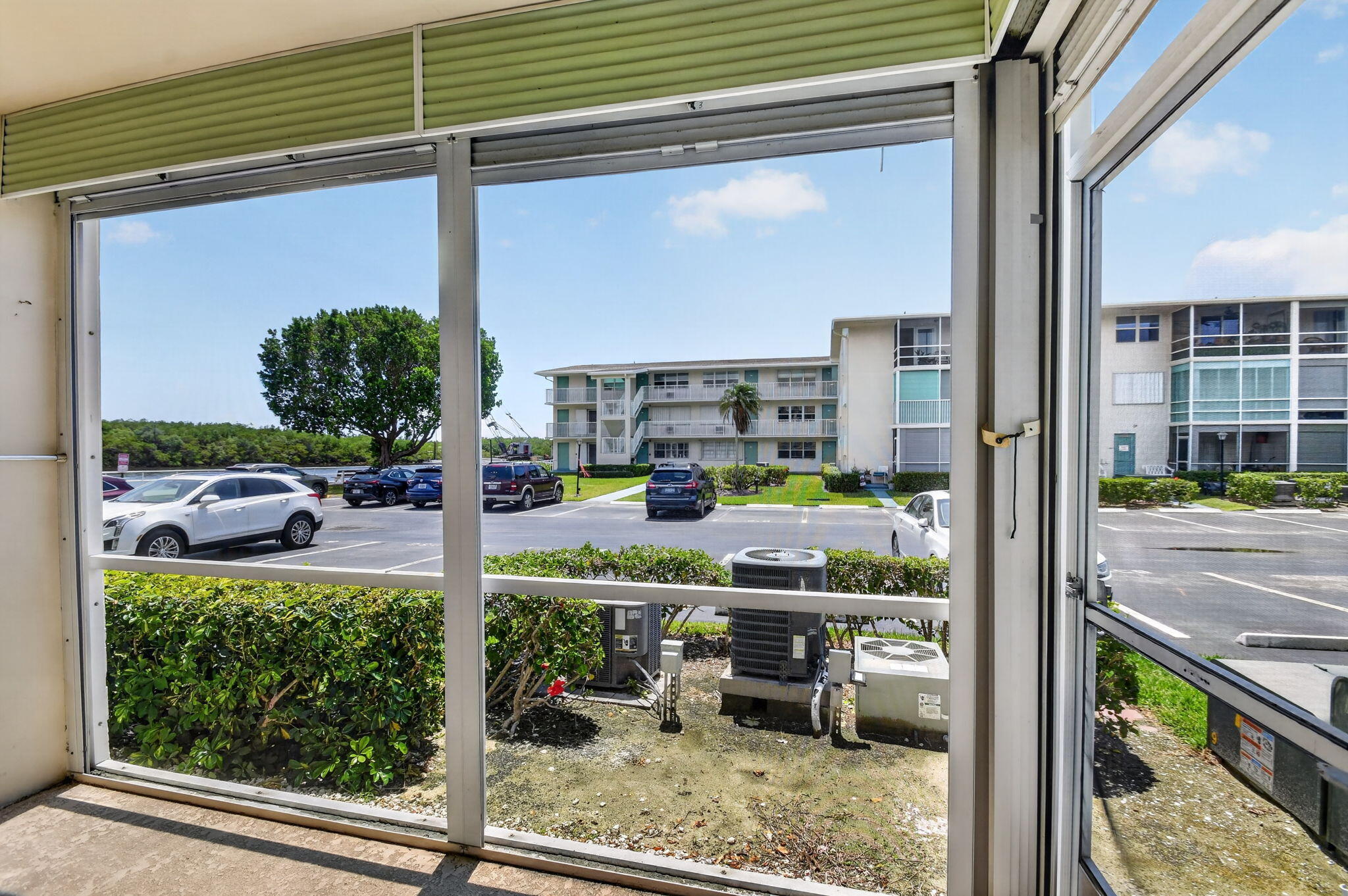 370 Horizon Street E