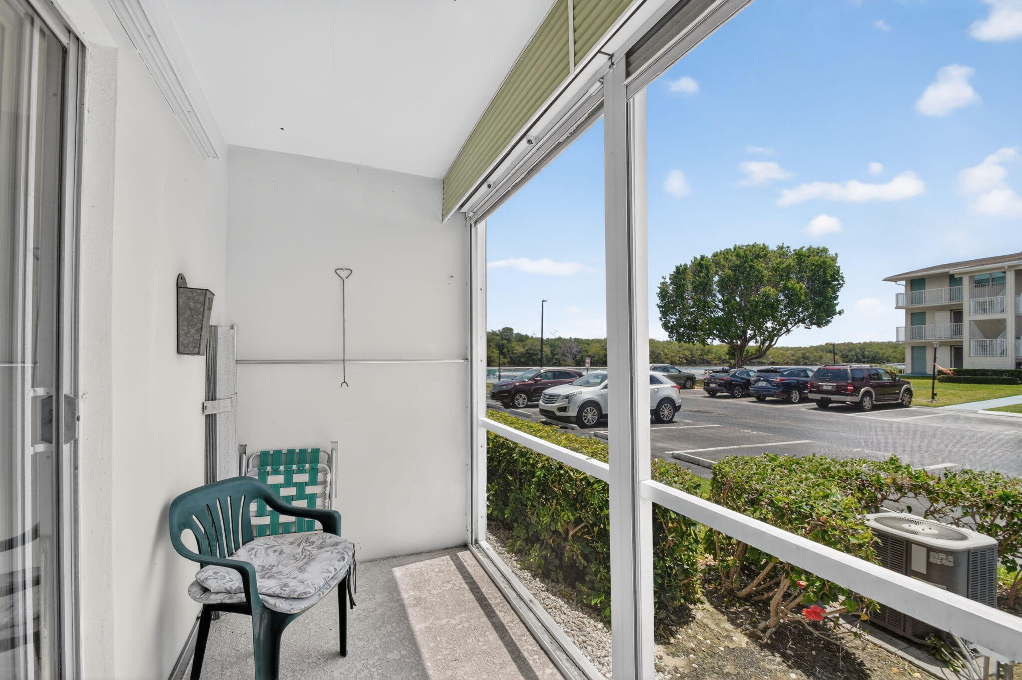370 Horizon Street E