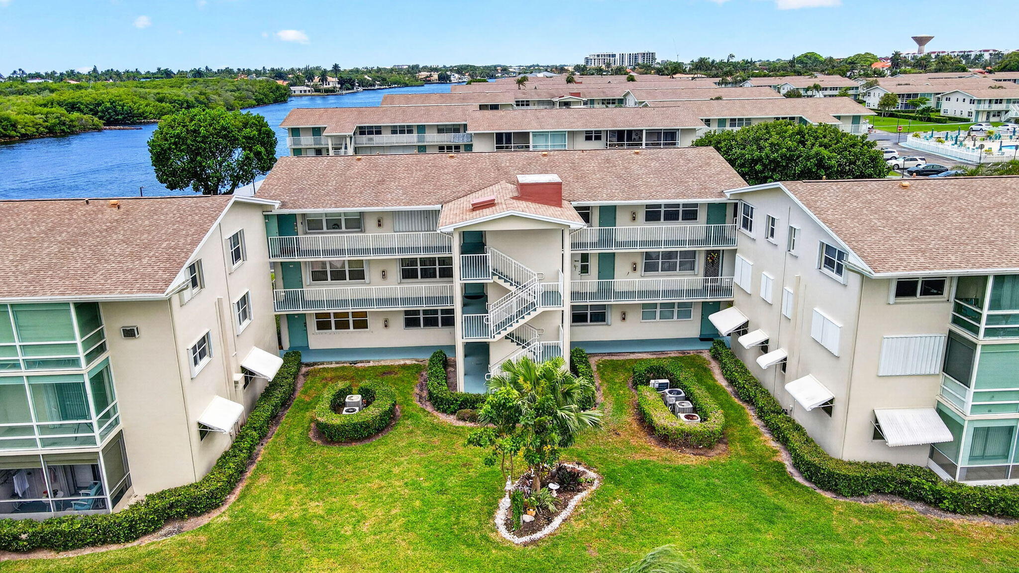 370 Horizon Street E