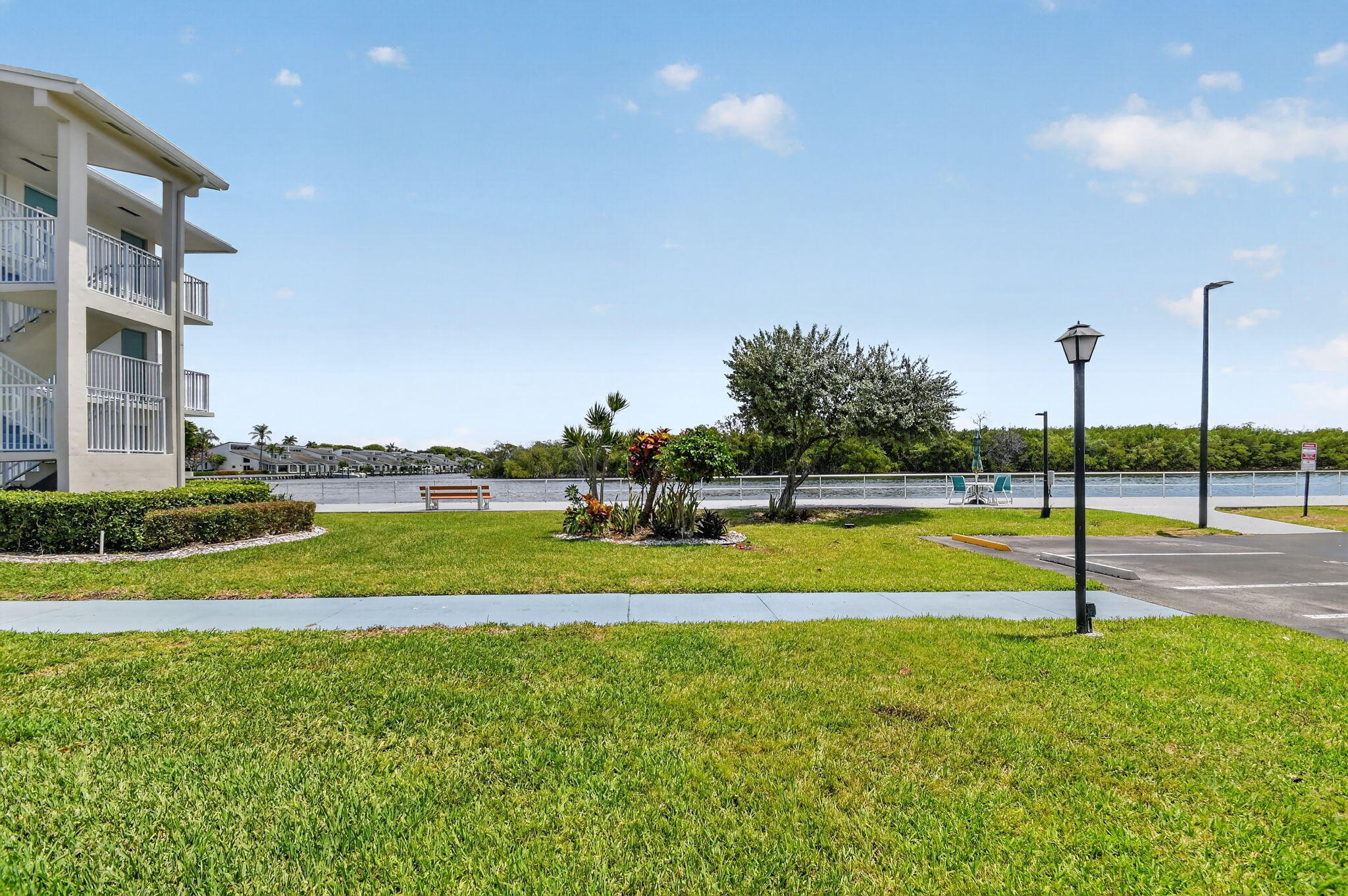 370 Horizon Street E