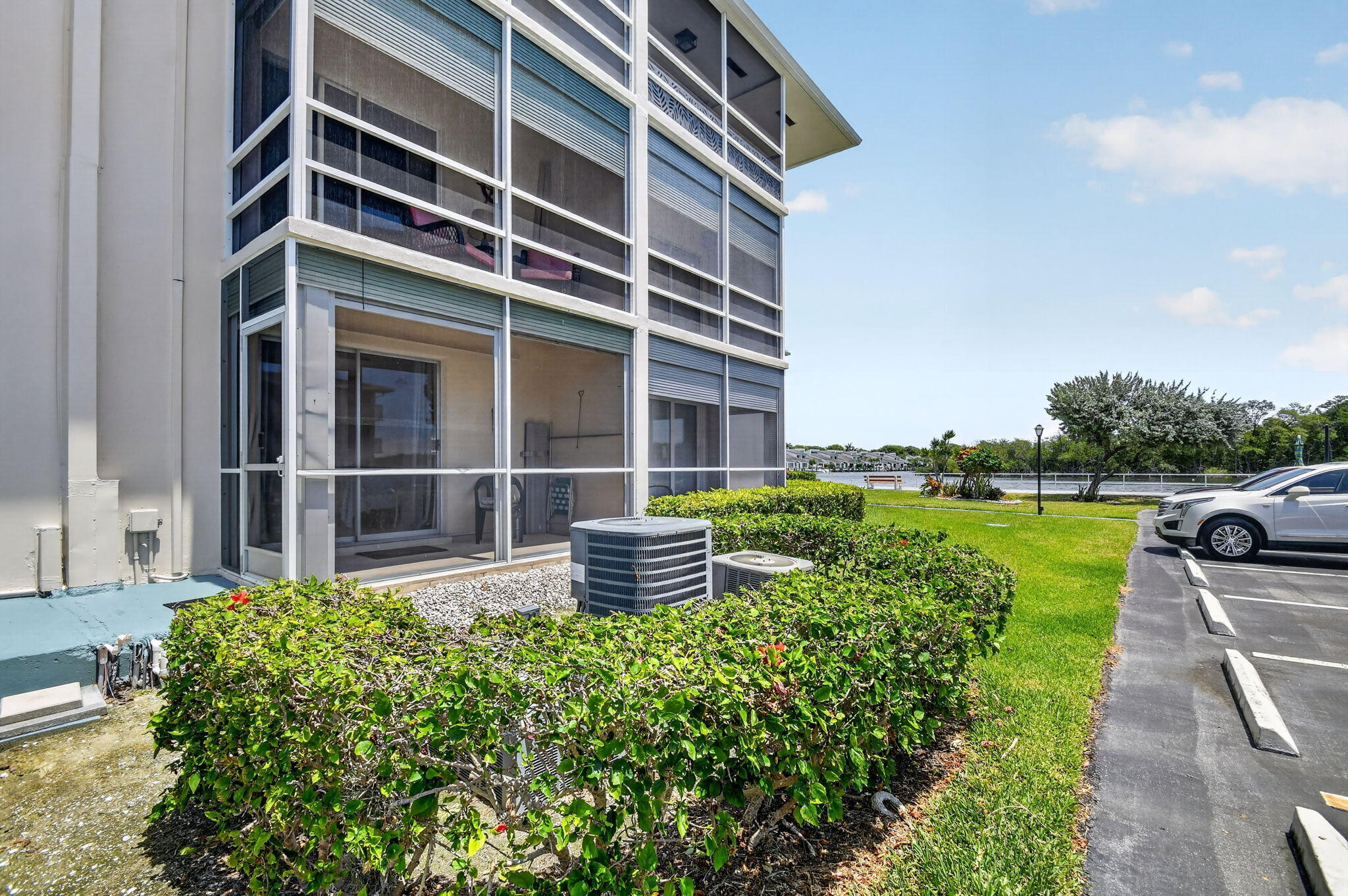 370 Horizon Street E