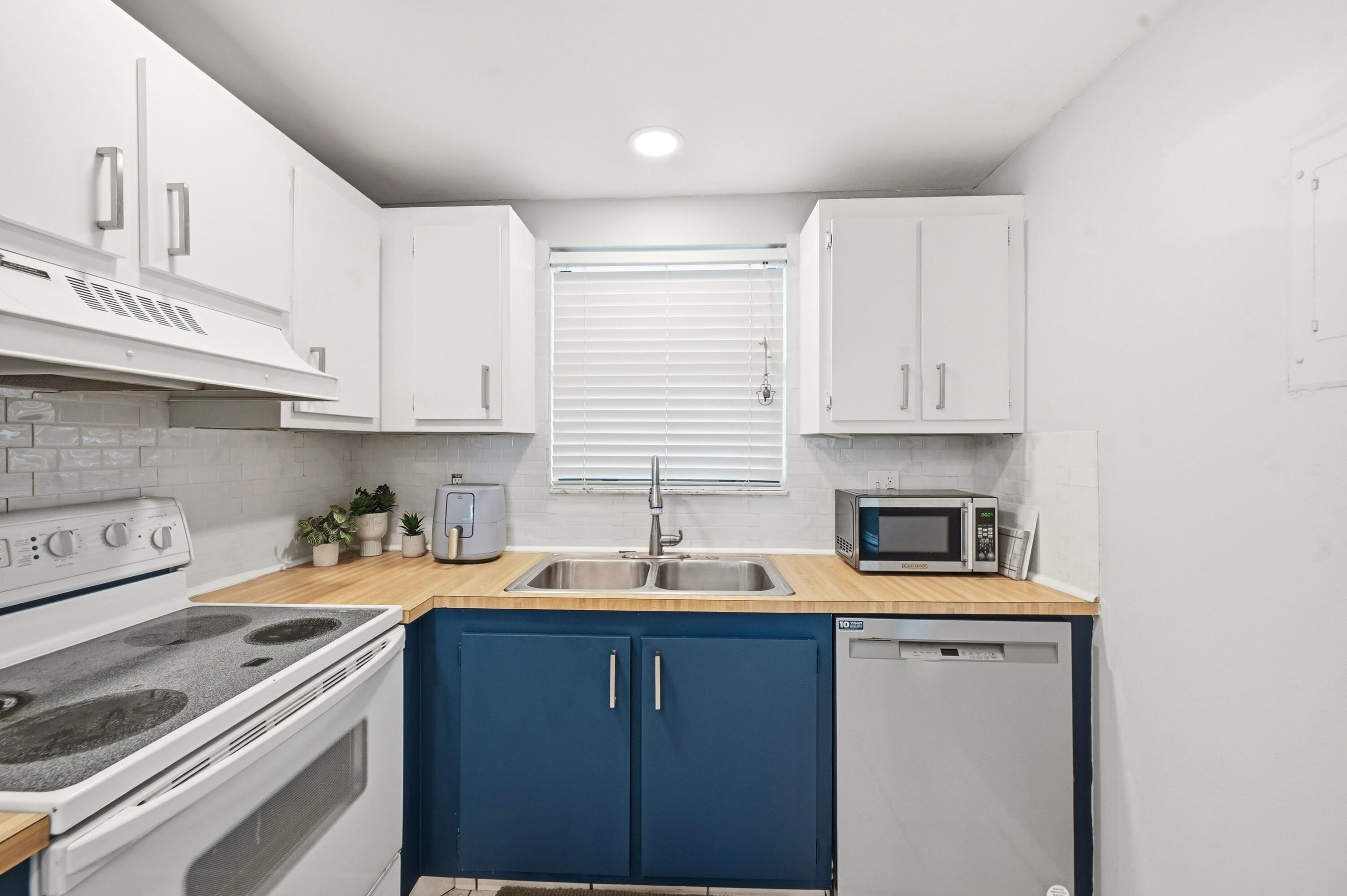 2181 Woolbright Road N106
