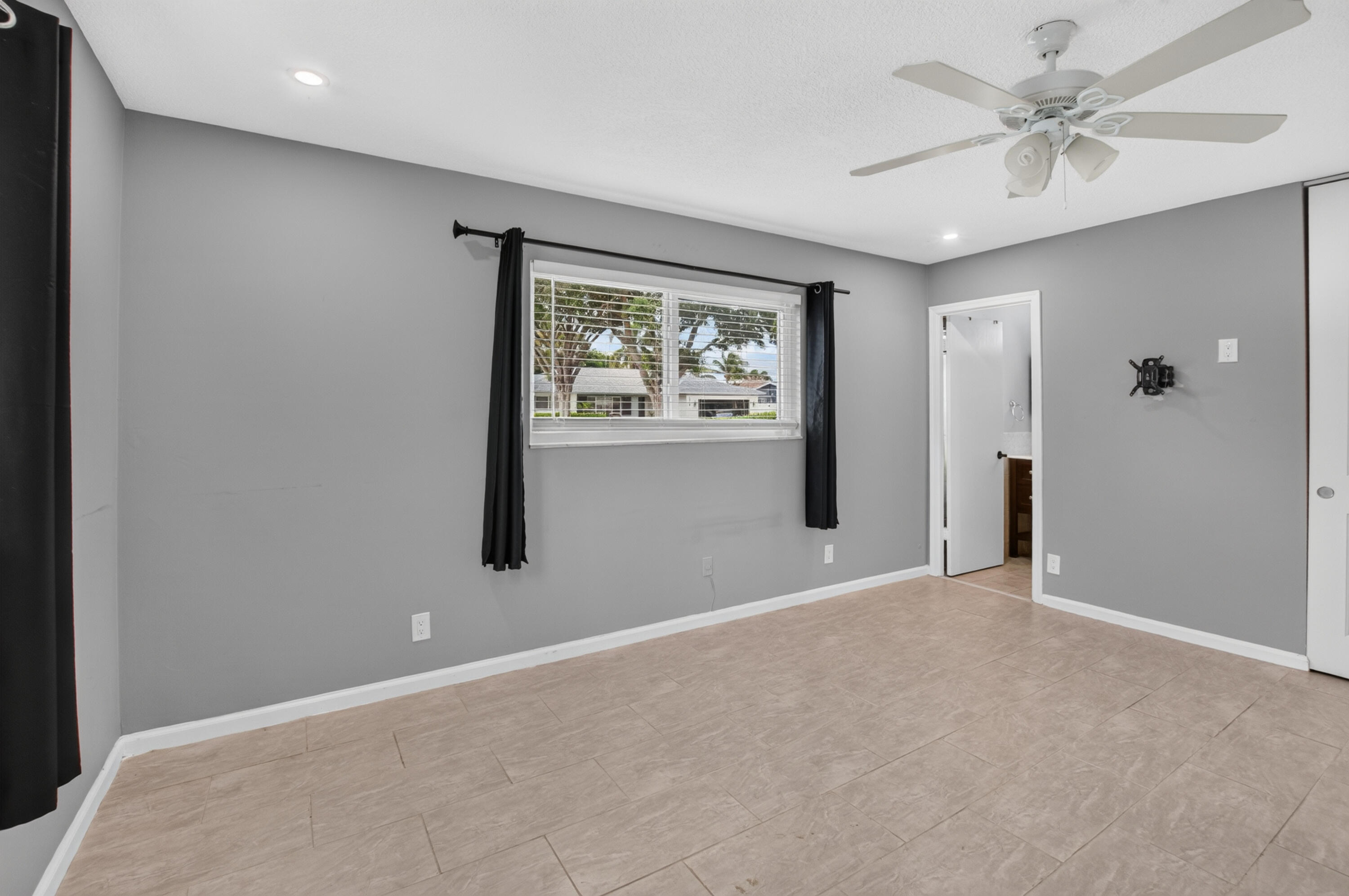 1023 SW 25TH Place