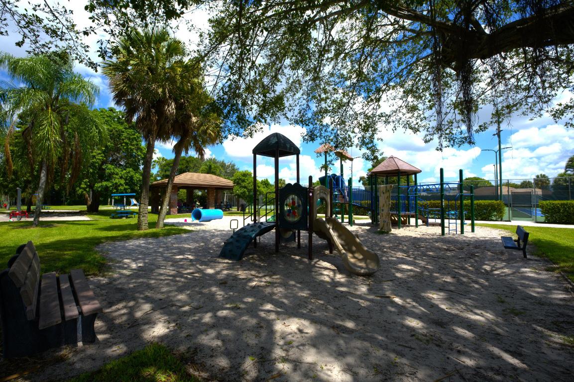 208 Gleneagles Drive