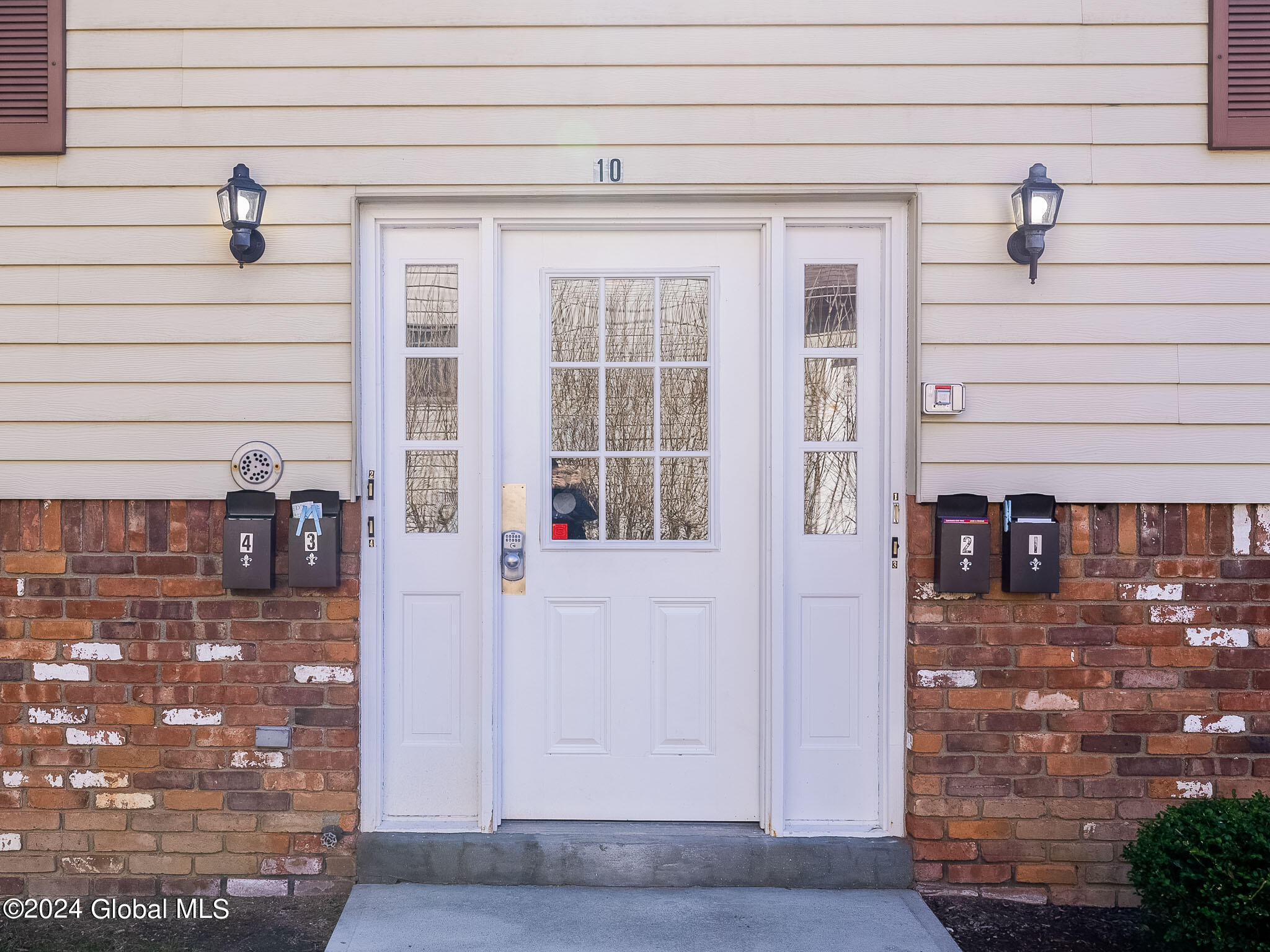 10 Edgewood Terrace, Castleton-on-Hudson