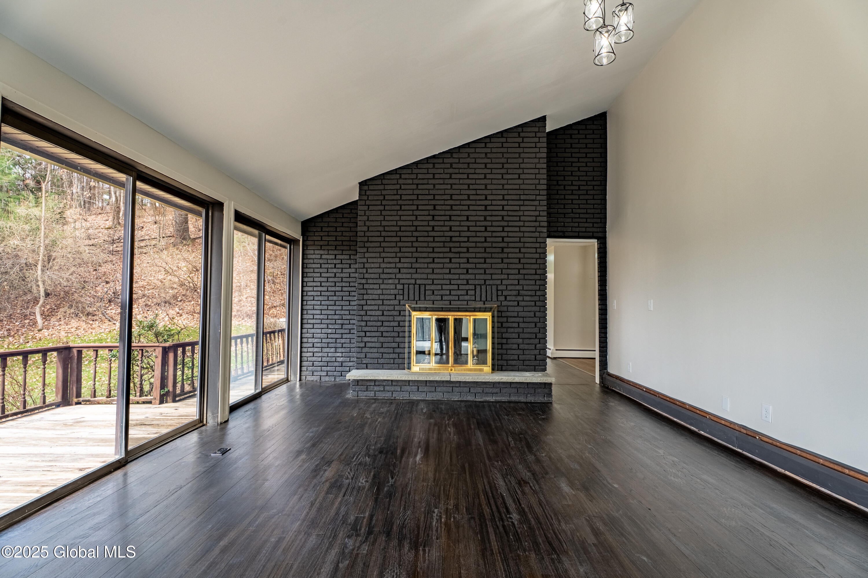 11 Middle Court