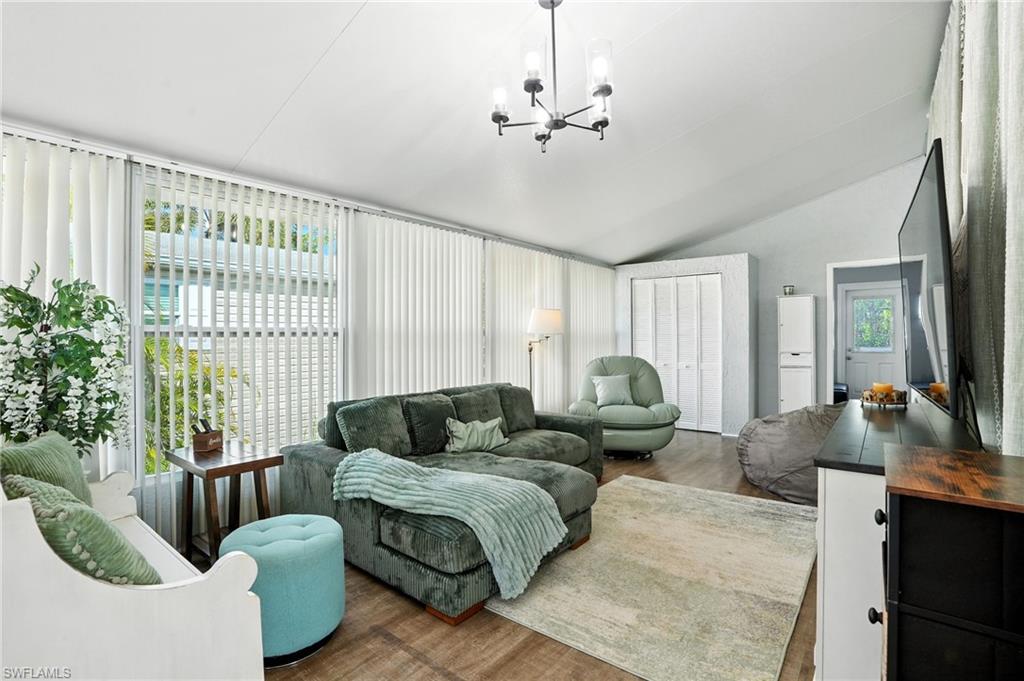 1041 Crystal Lake DR