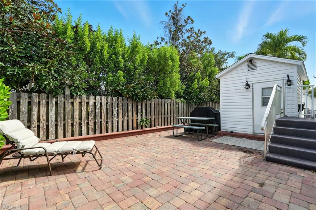1041 Crystal Lake DR