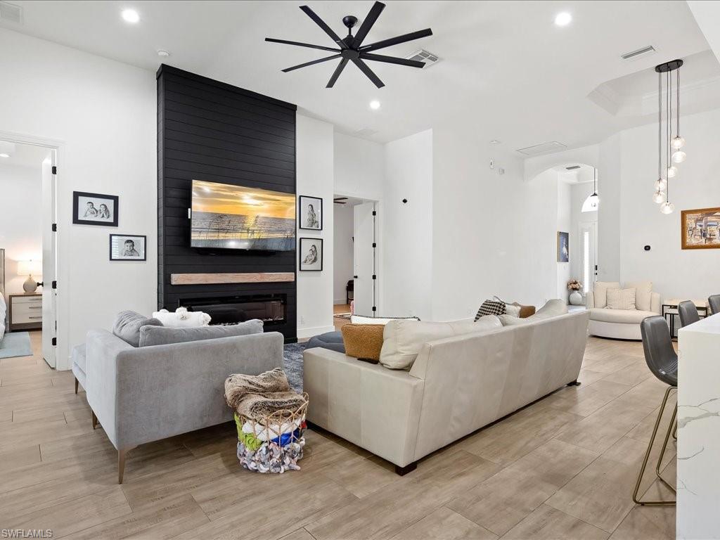 16196 Parque LN