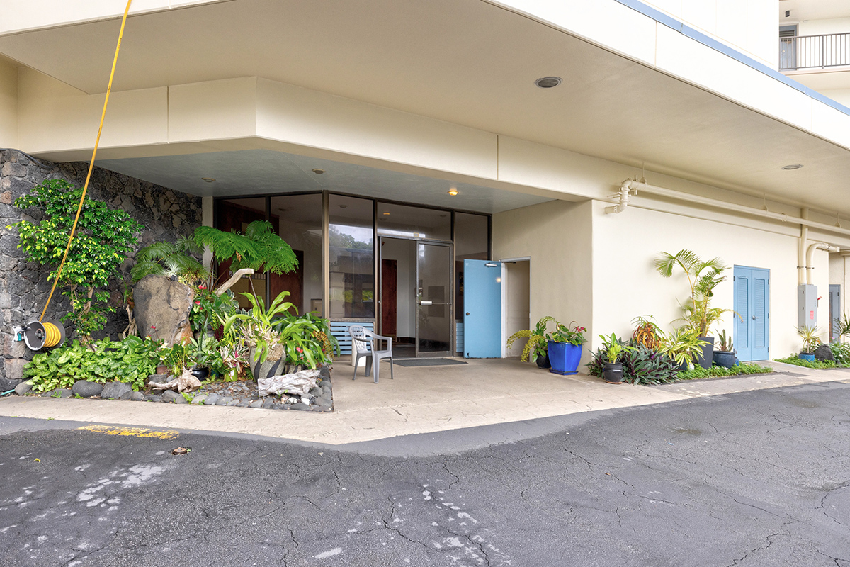 2405 KALANIANAOLE AVE 402