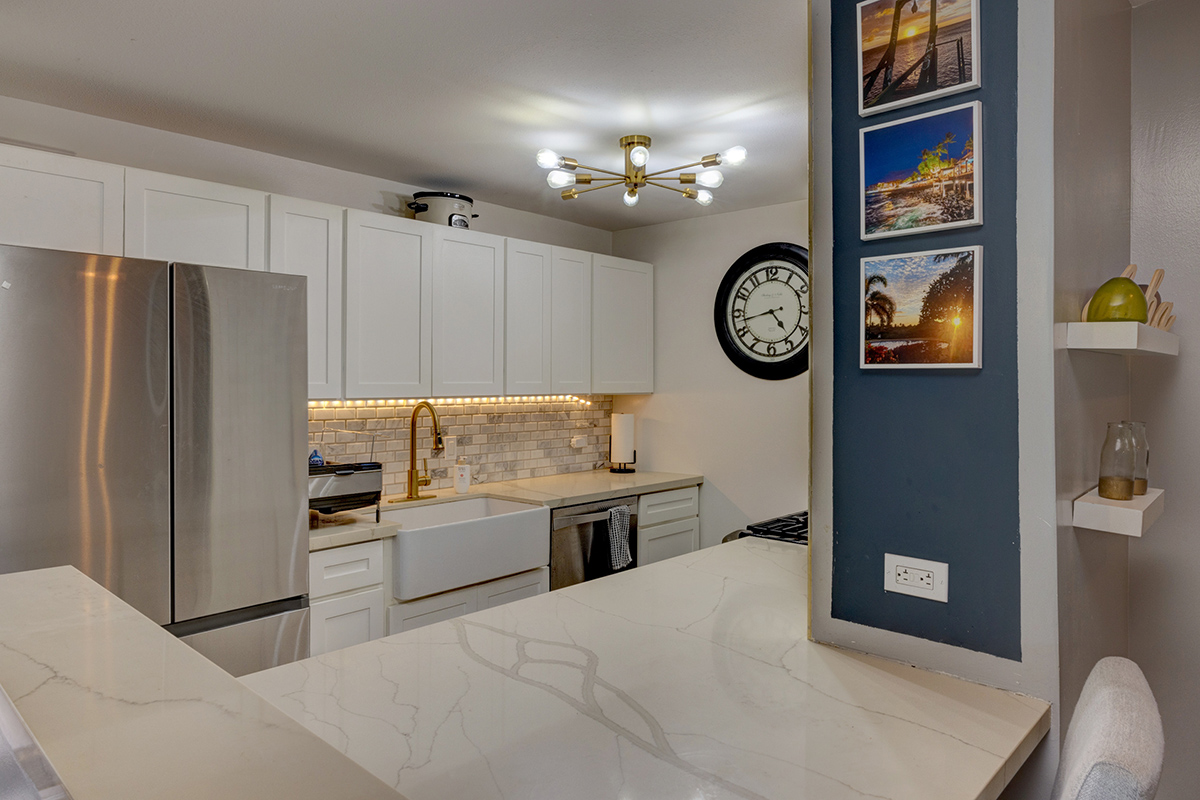 2405 KALANIANAOLE AVE 402