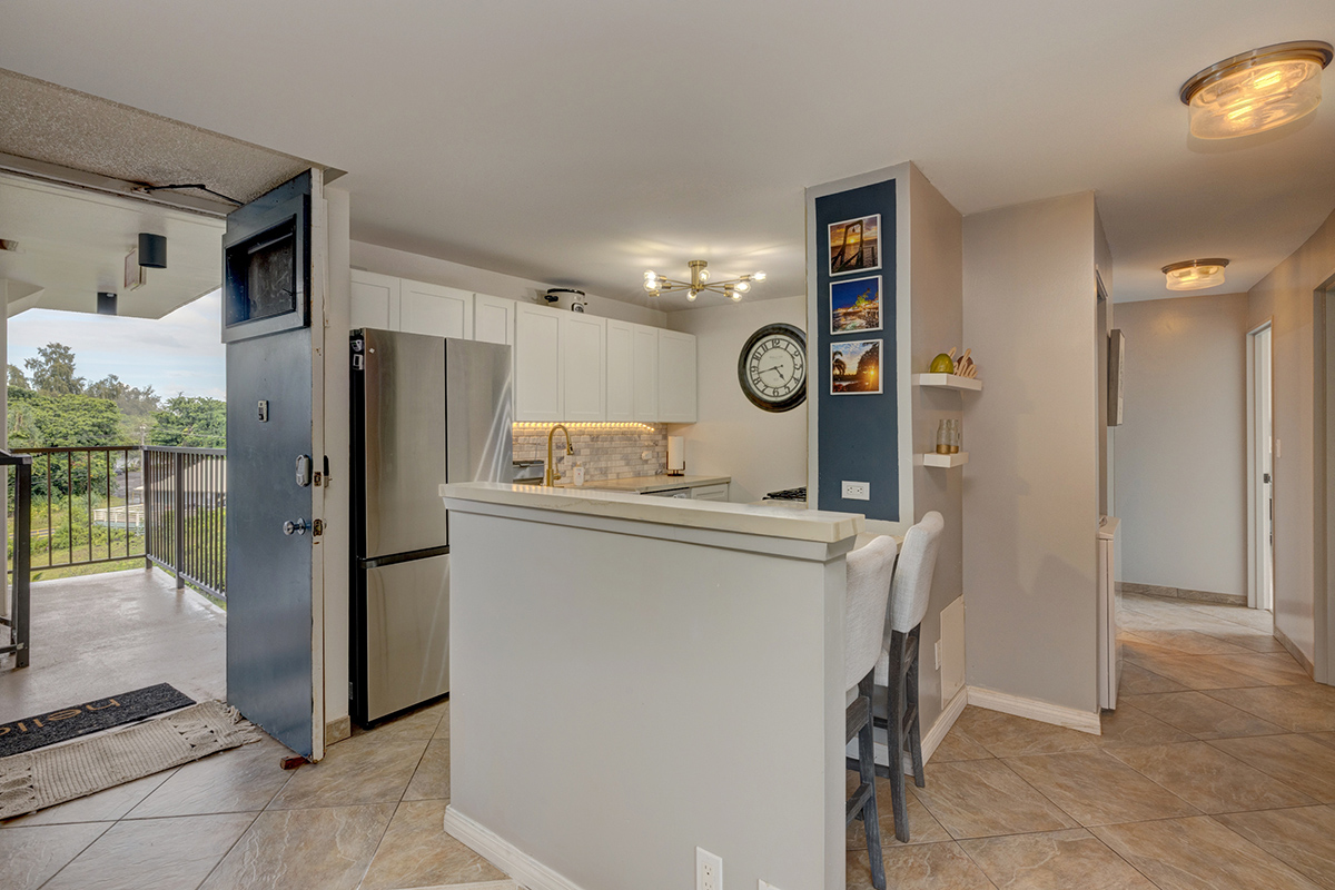 2405 KALANIANAOLE AVE 402