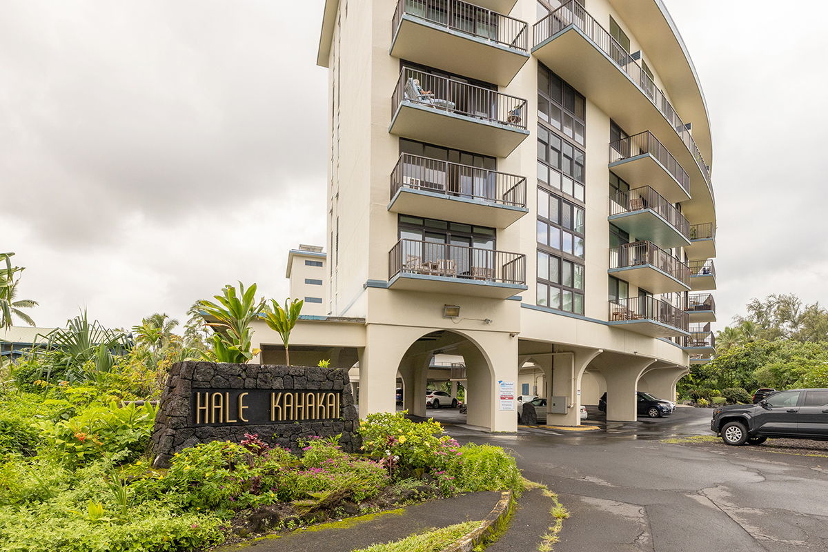 2405 KALANIANAOLE AVE 402