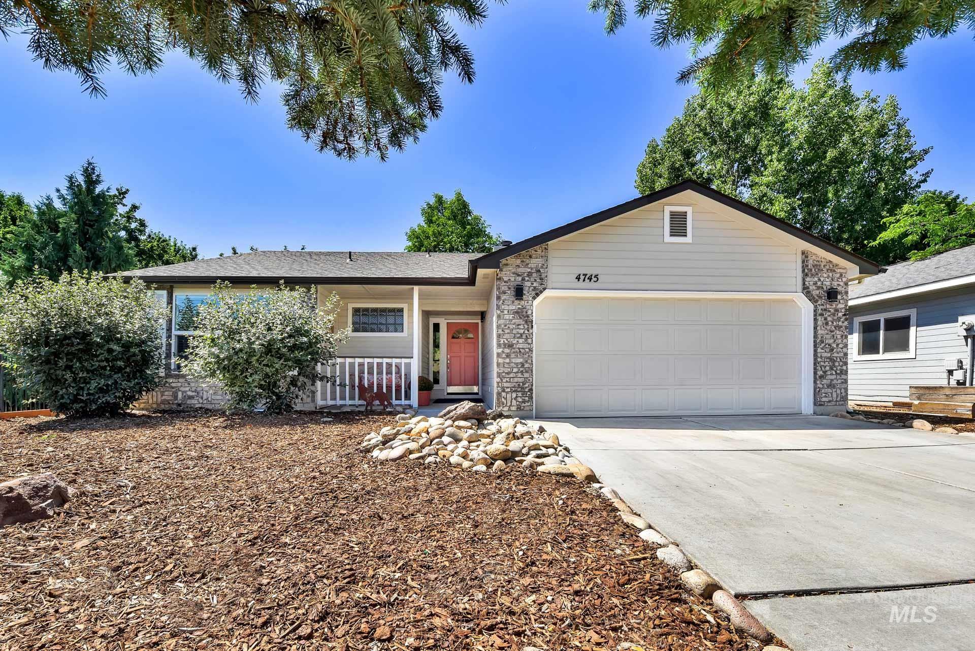 4745 N Cengotita Ave