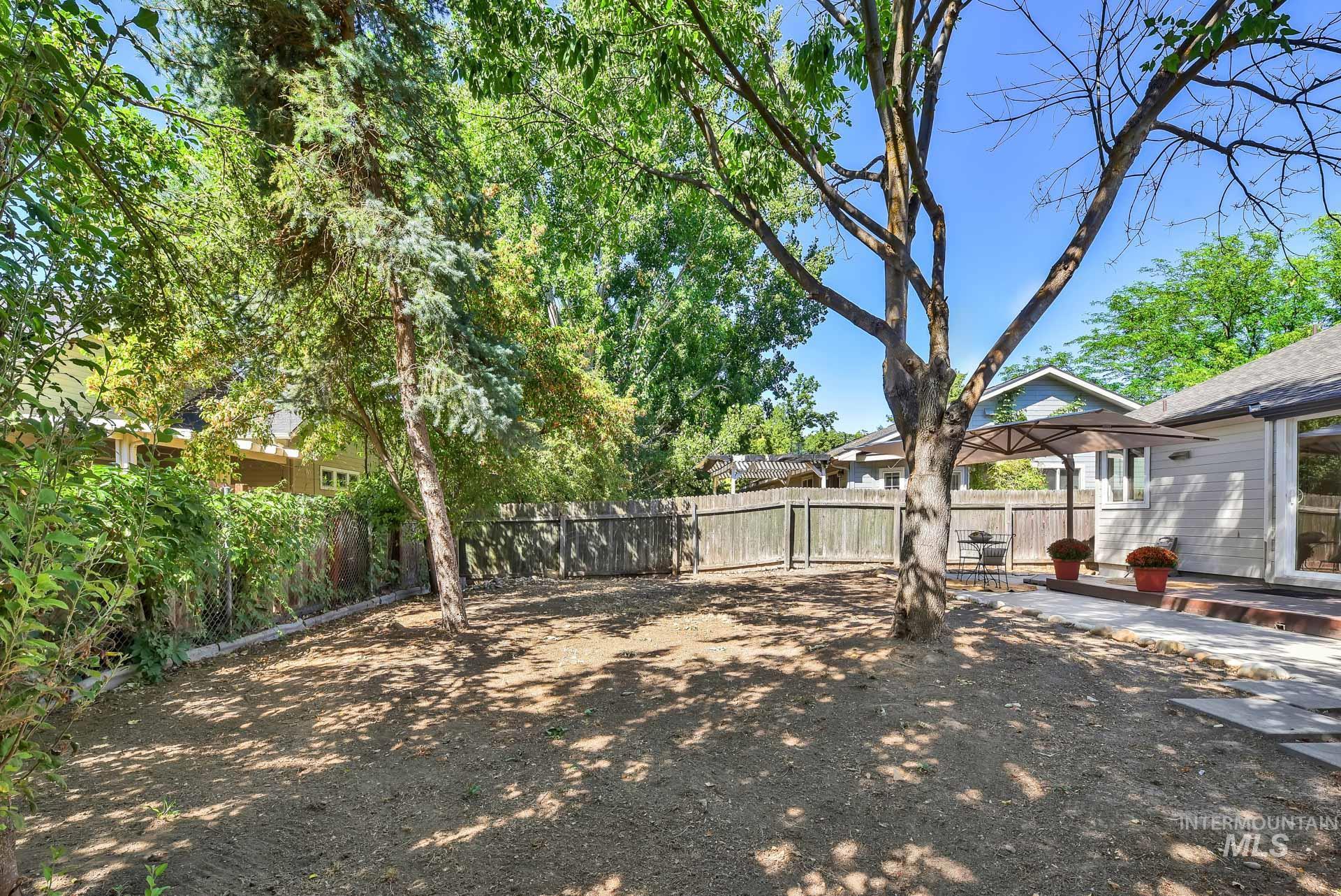 4745 N Cengotita Ave