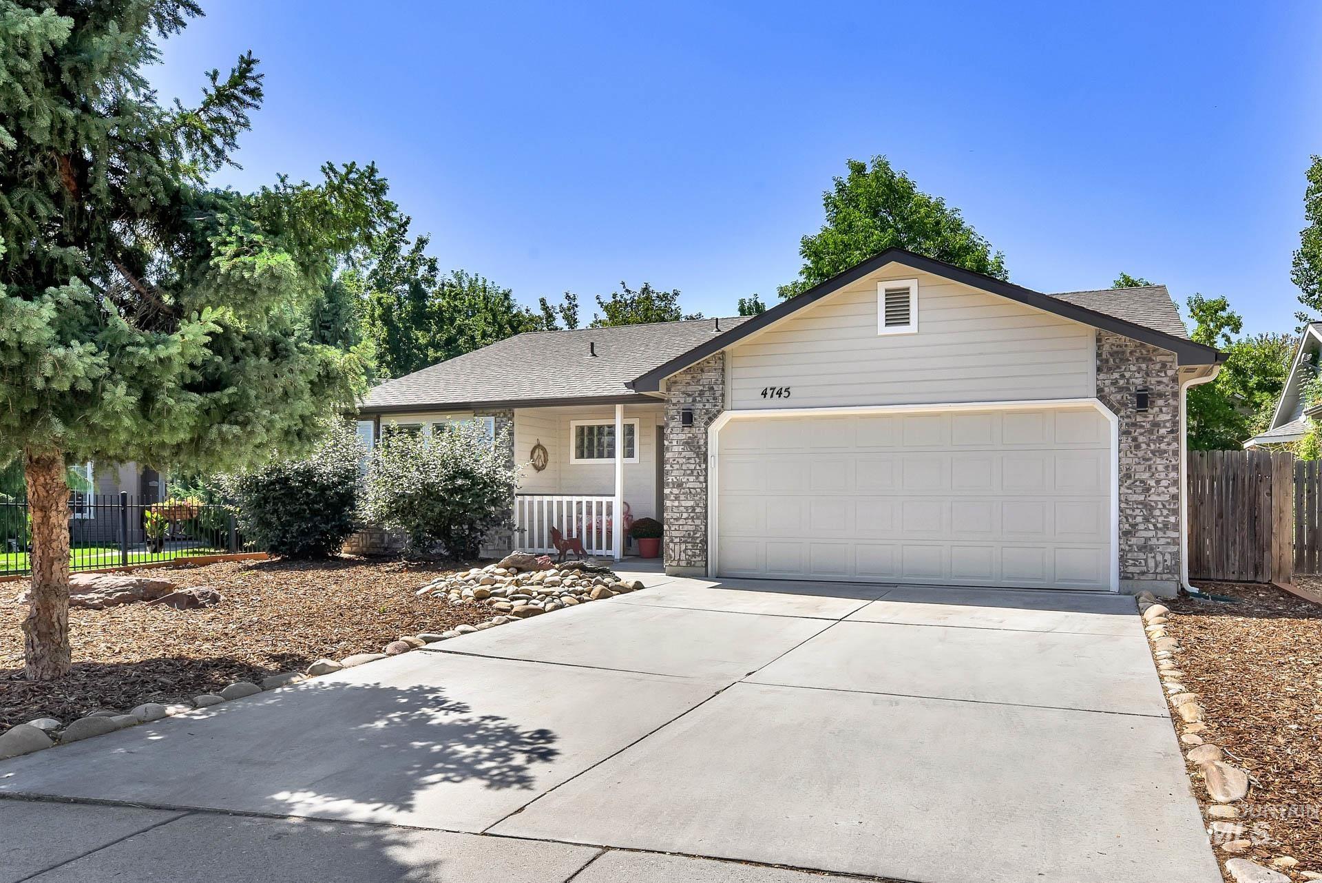 4745 N Cengotita Ave