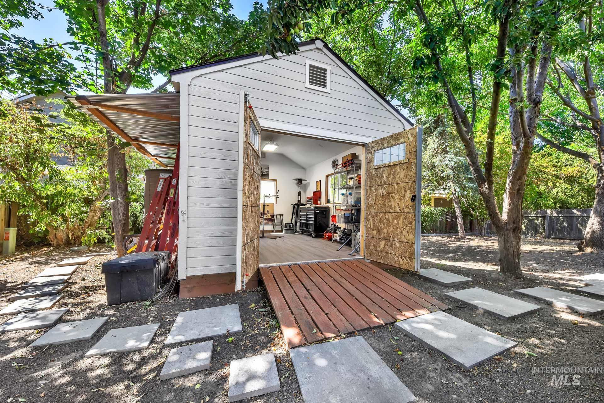 4745 N Cengotita Ave