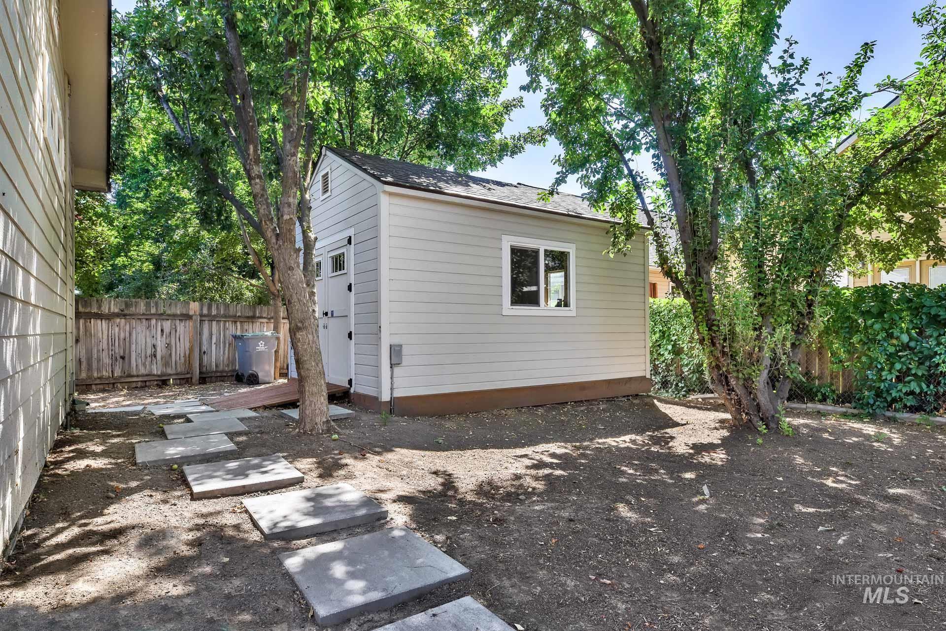 4745 N Cengotita Ave