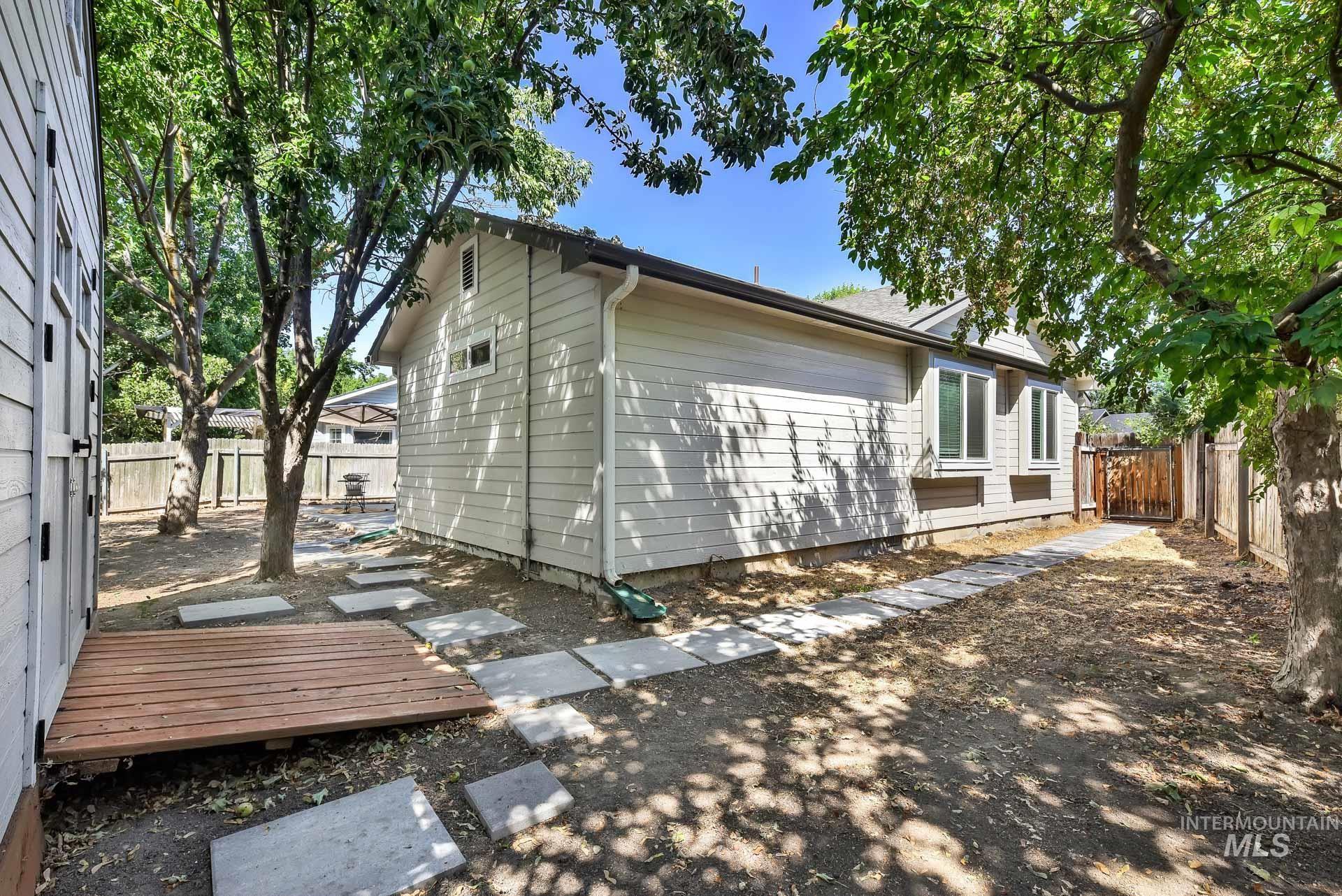 4745 N Cengotita Ave