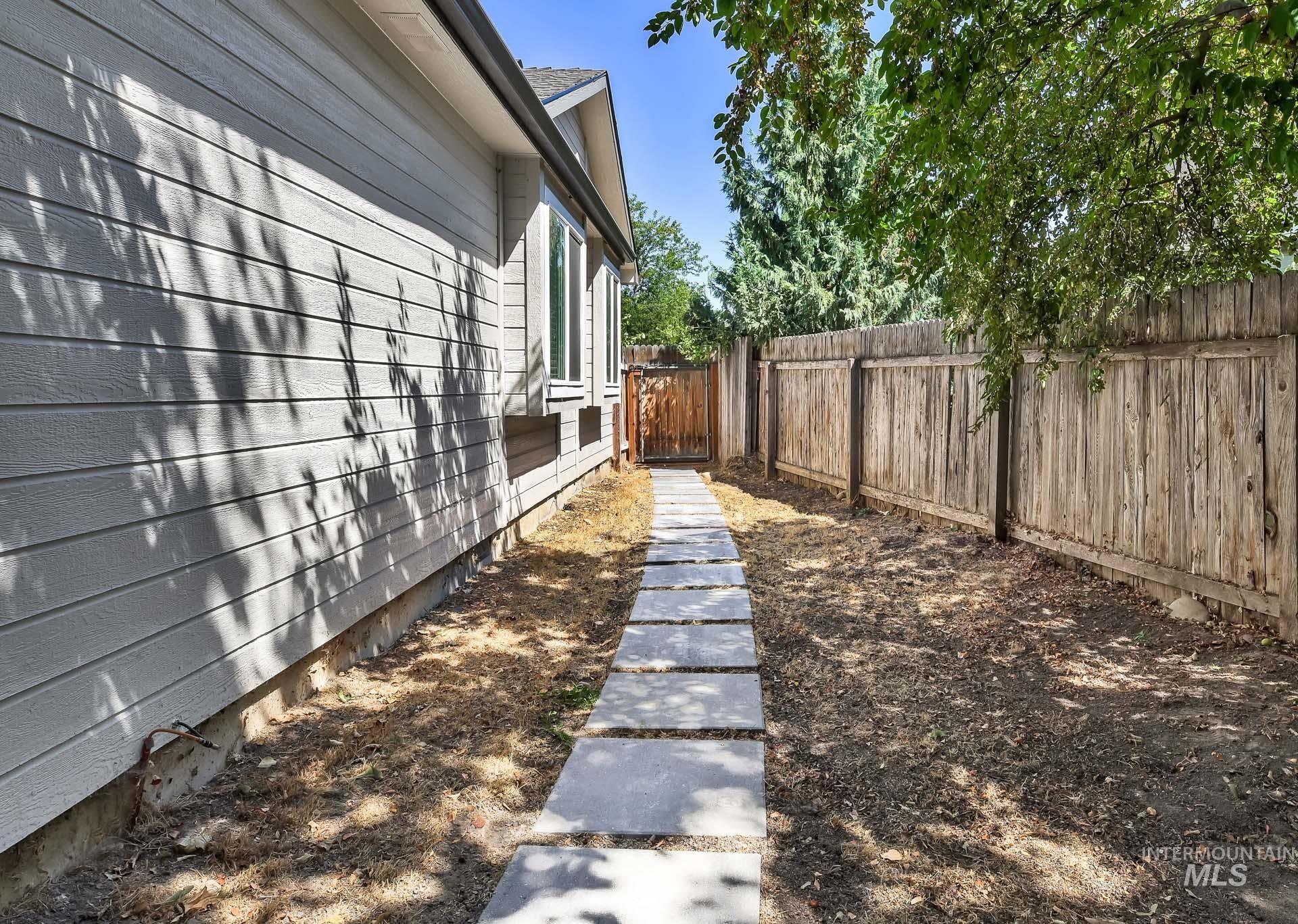 4745 N Cengotita Ave