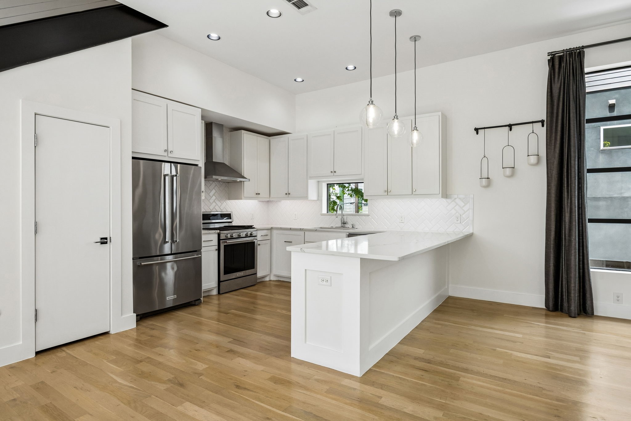 1851 Summit Avenue 4