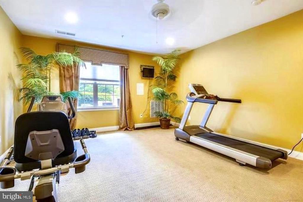 8535 VETERANS HIGHWAY Unit: 101