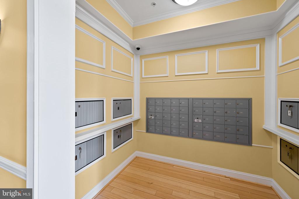8535 VETERANS HIGHWAY Unit: 101