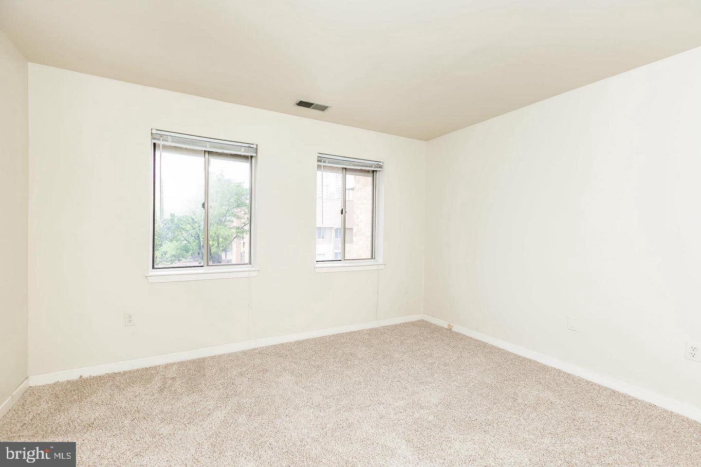 134 W BARRE STREET Unit: R 33