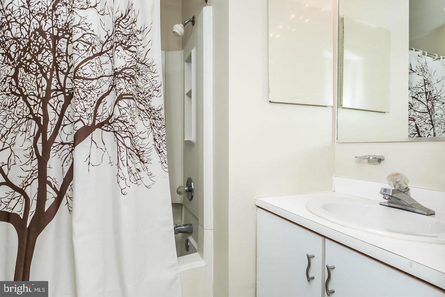 134 W BARRE STREET Unit: R 33