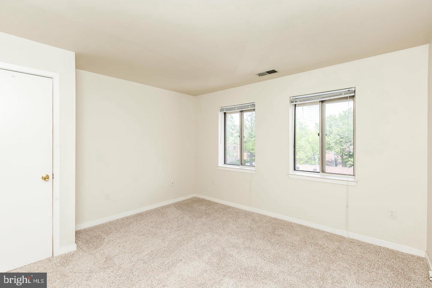 134 W BARRE STREET Unit: R 33