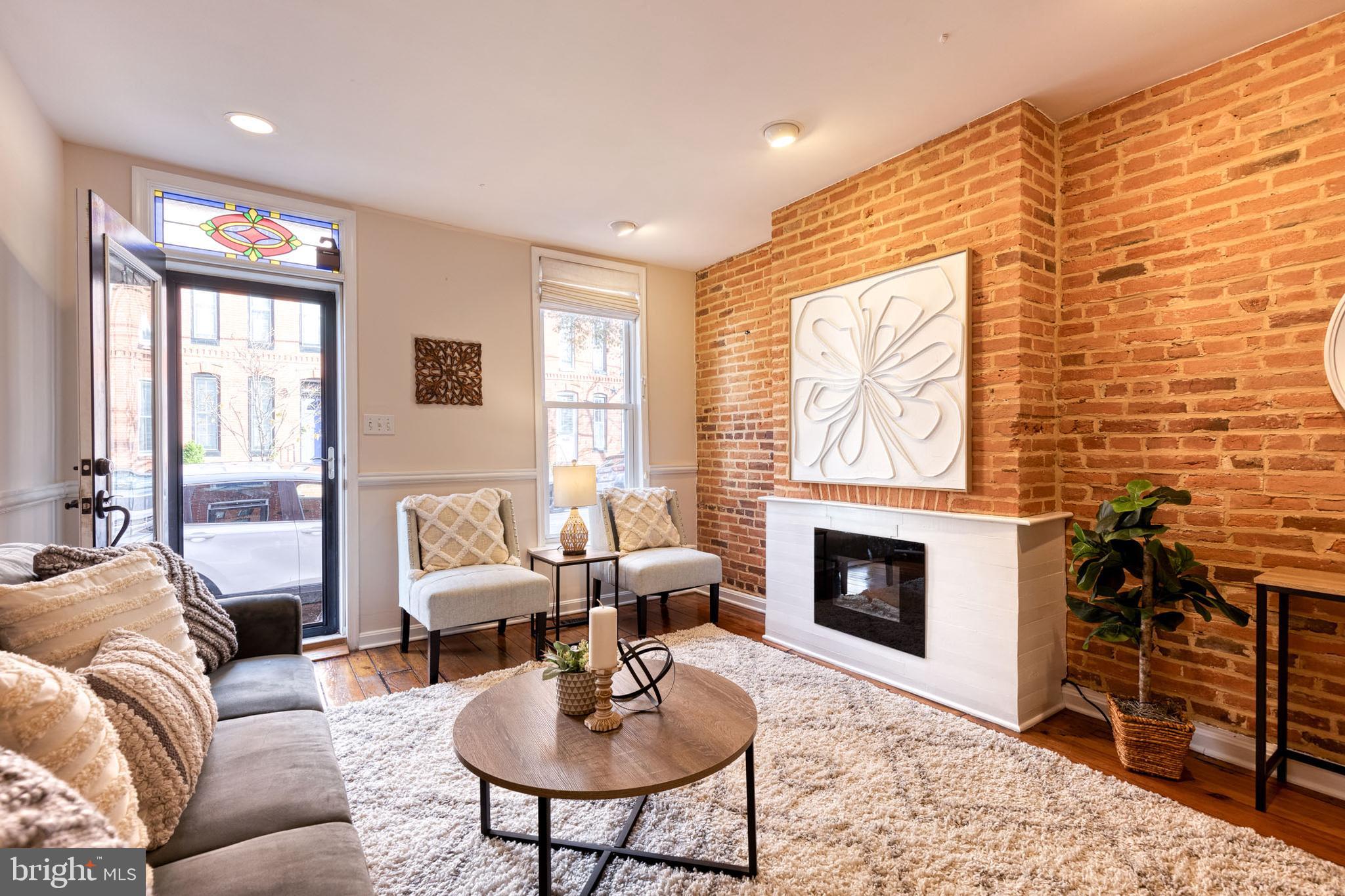 1234 Riverside AVENUE