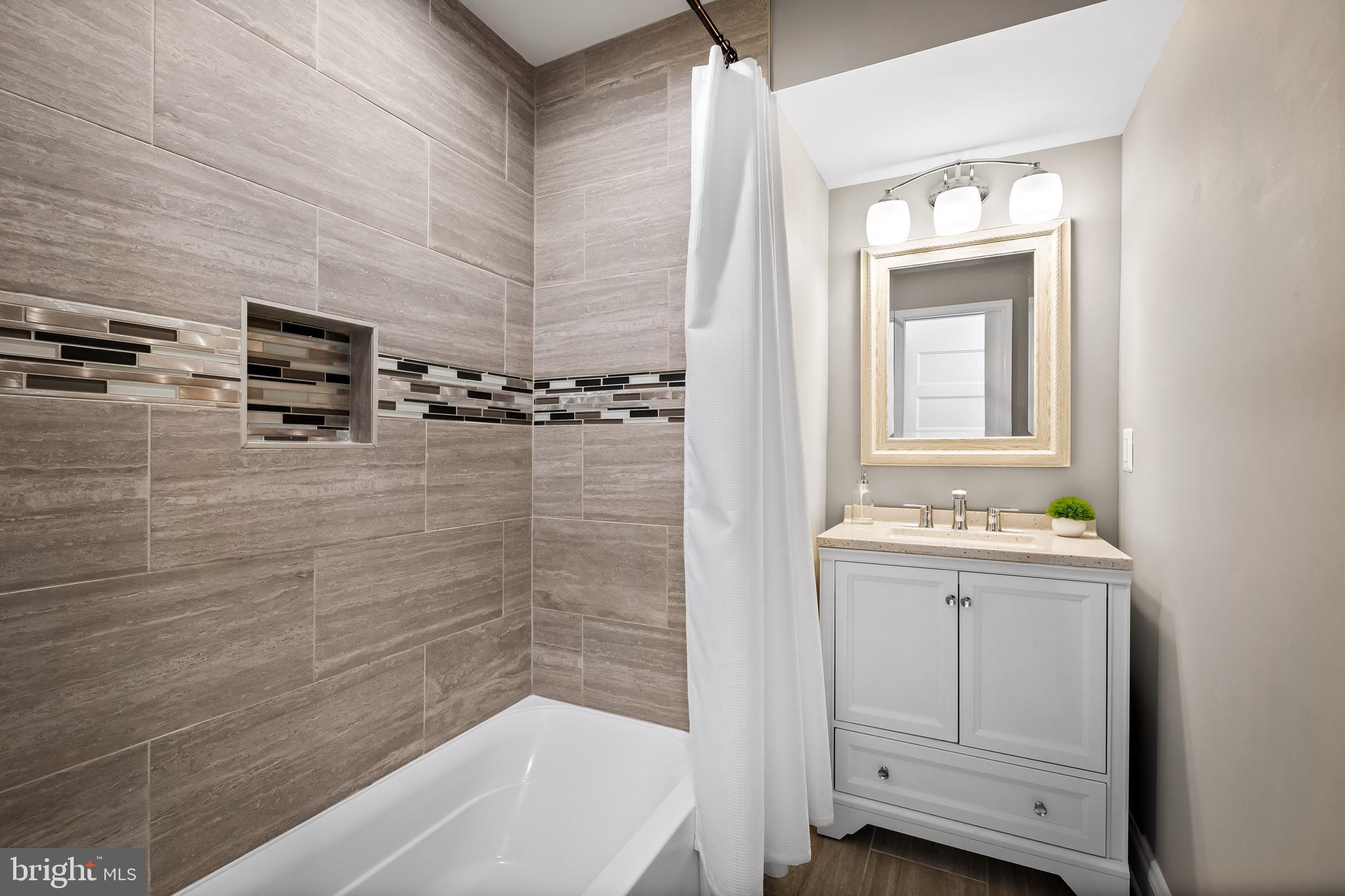 647 E Clement Street