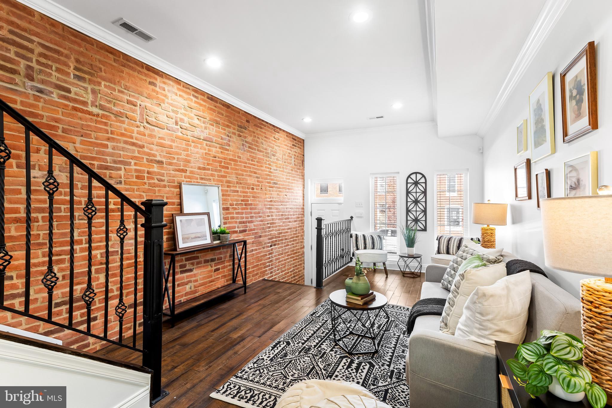 647 E Clement Street