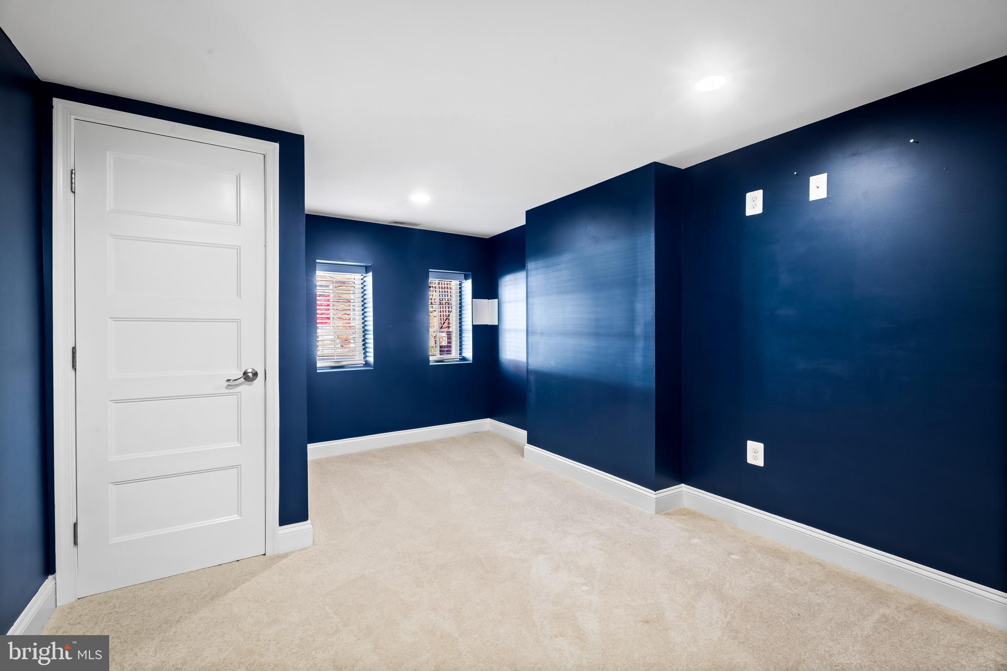 647 E Clement Street