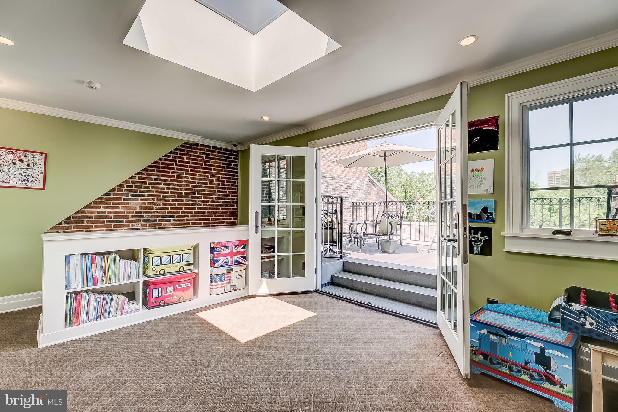 111 W Lee St