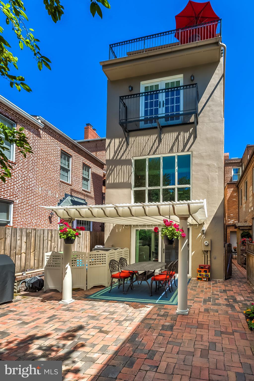 111 W Lee St