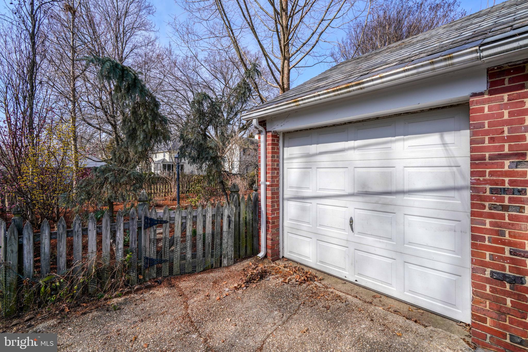 327 Broadmoor Rd