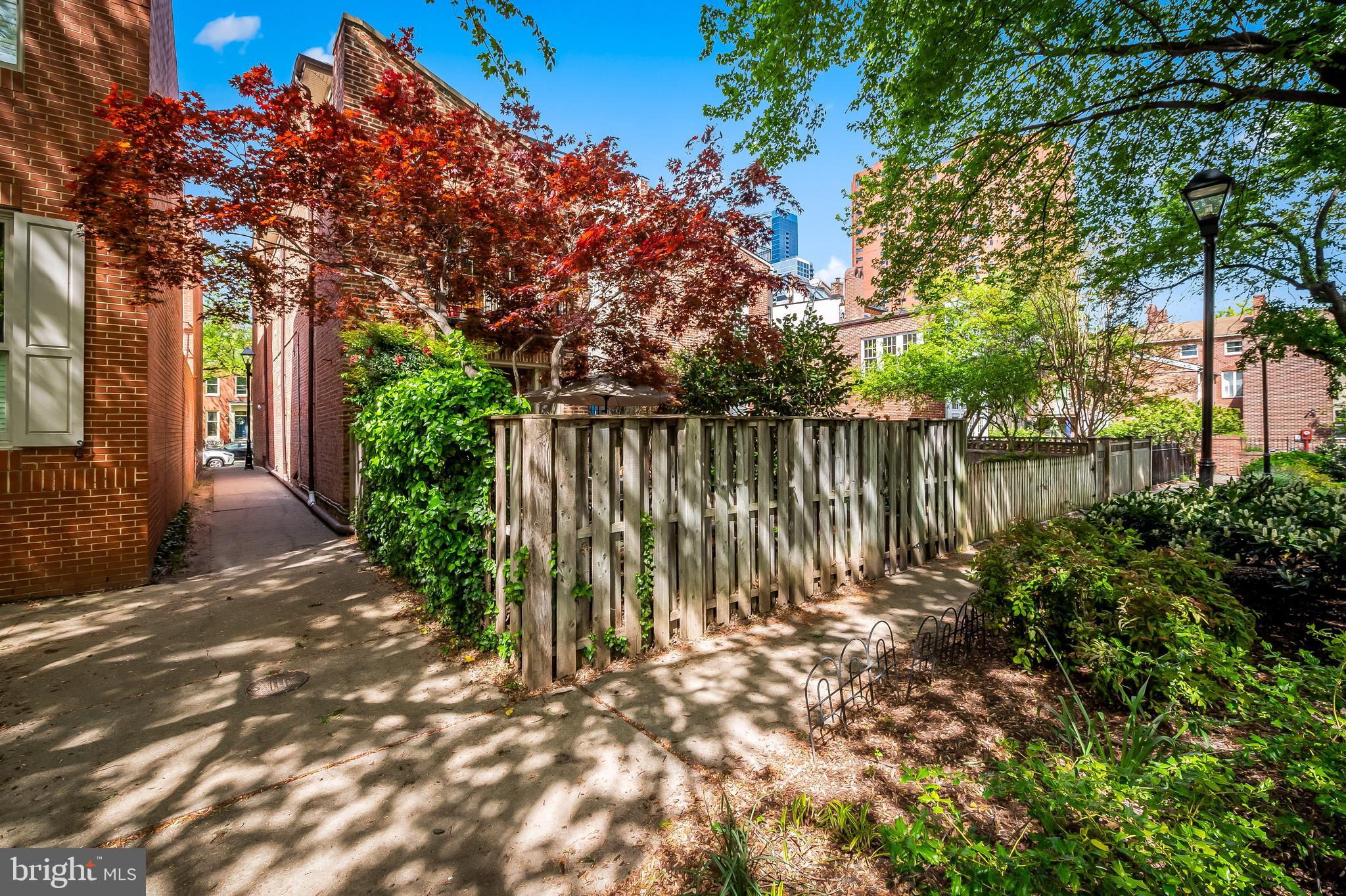 115 W Lee St W