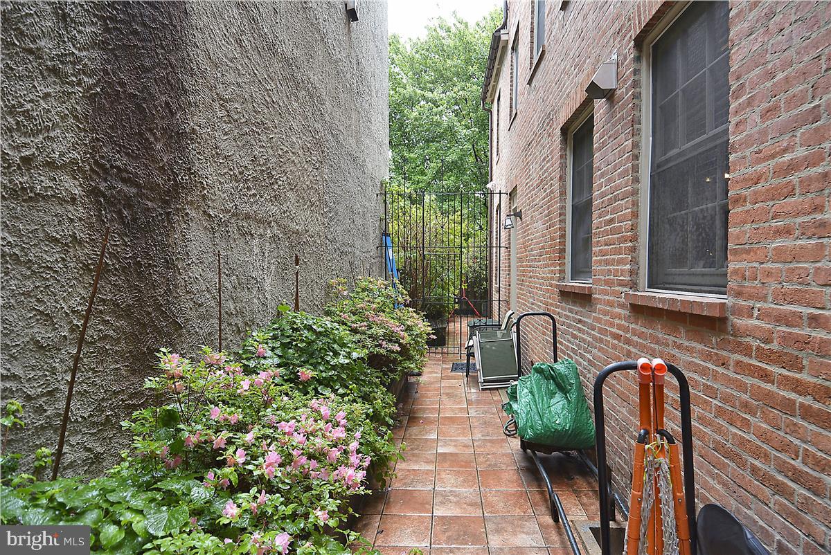 115 W Lee St W