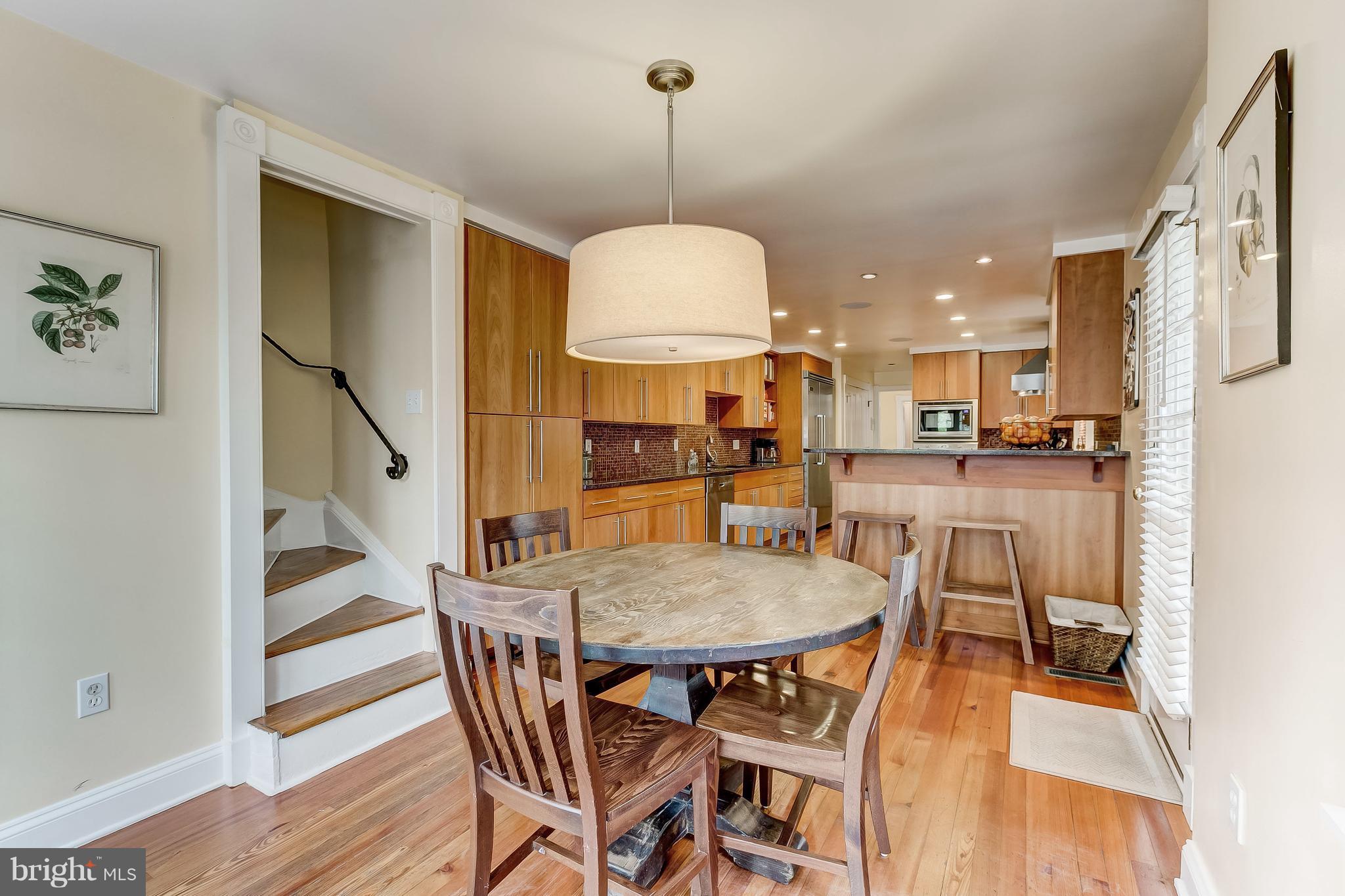 115 W Lee St W
