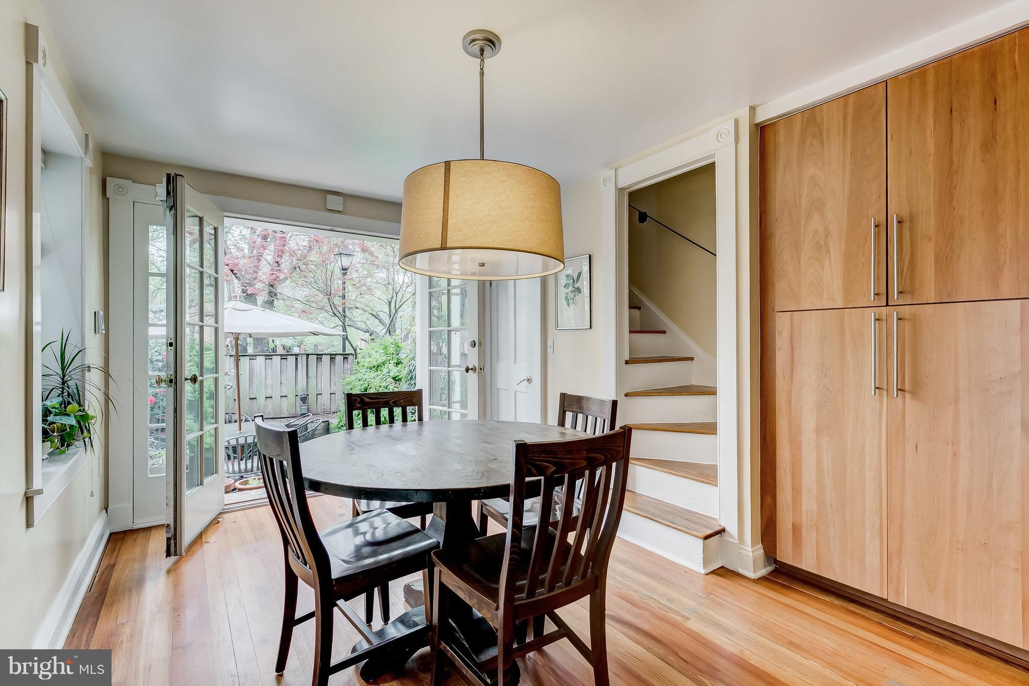 115 W Lee St W