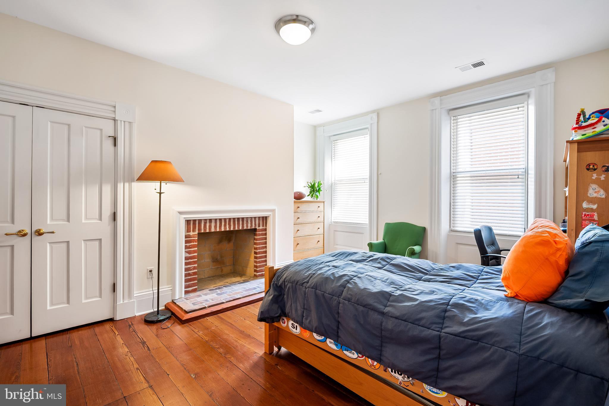115 W Lee St W