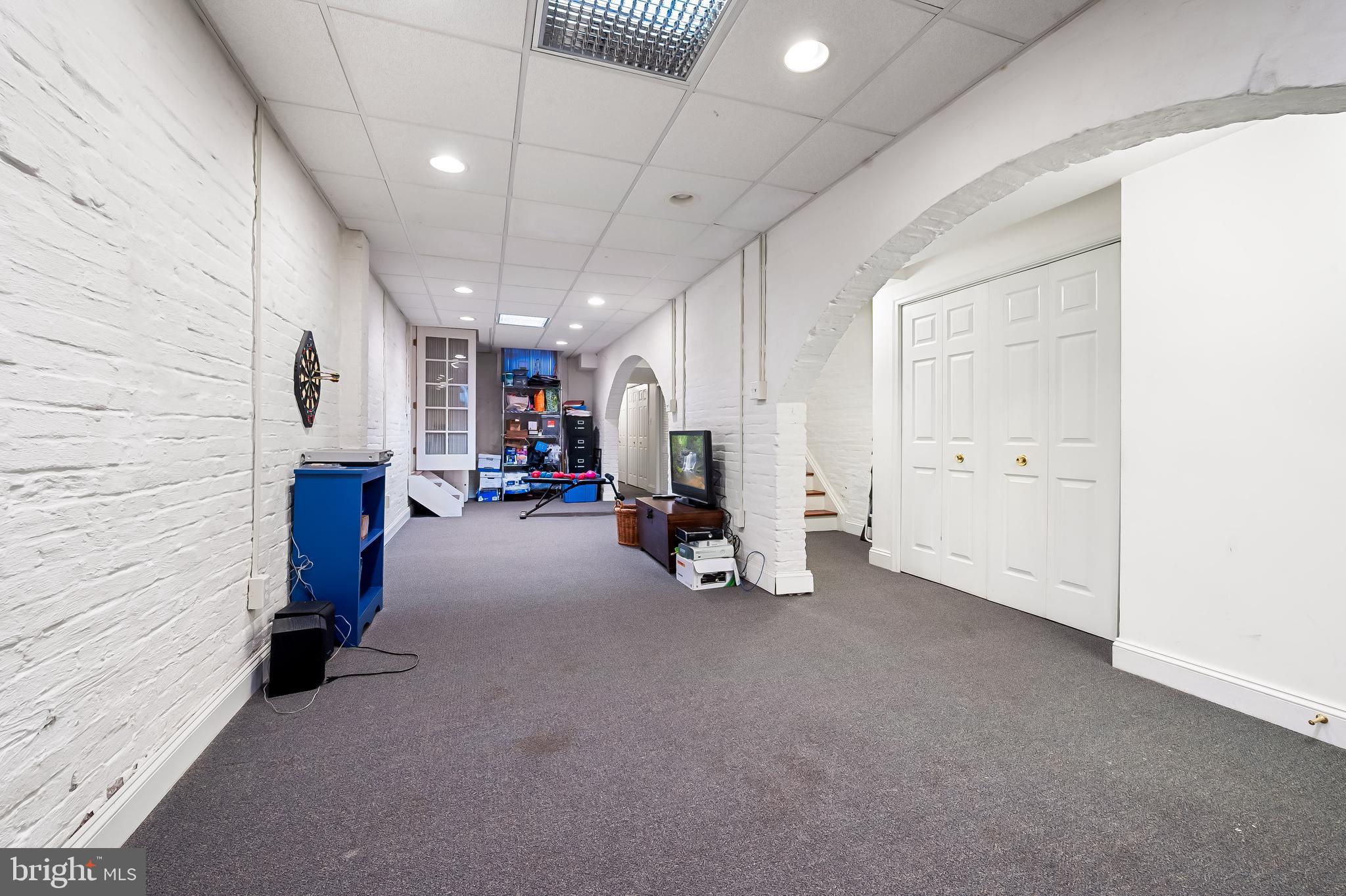 115 W Lee St W