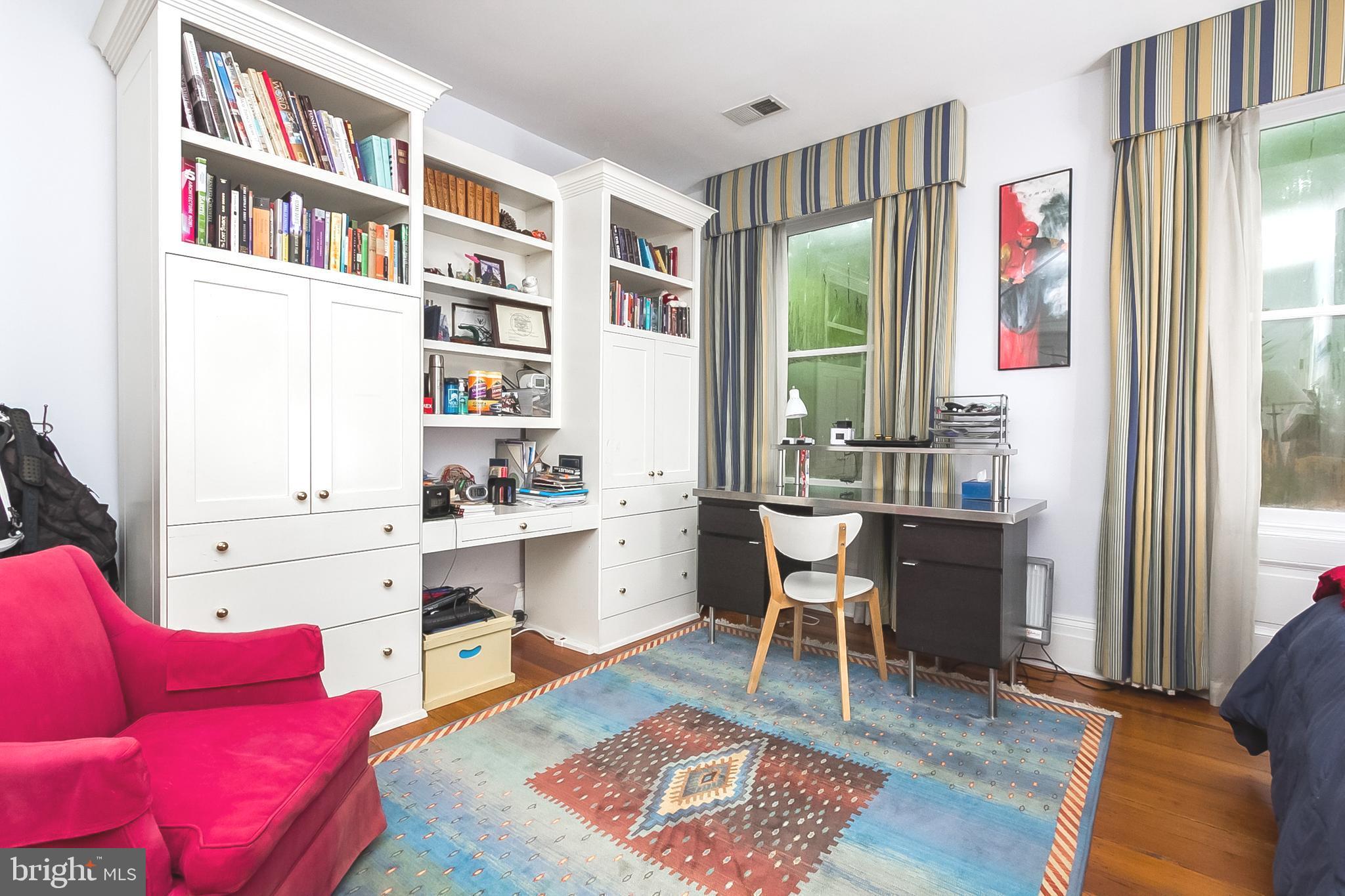 115 W Lee St W