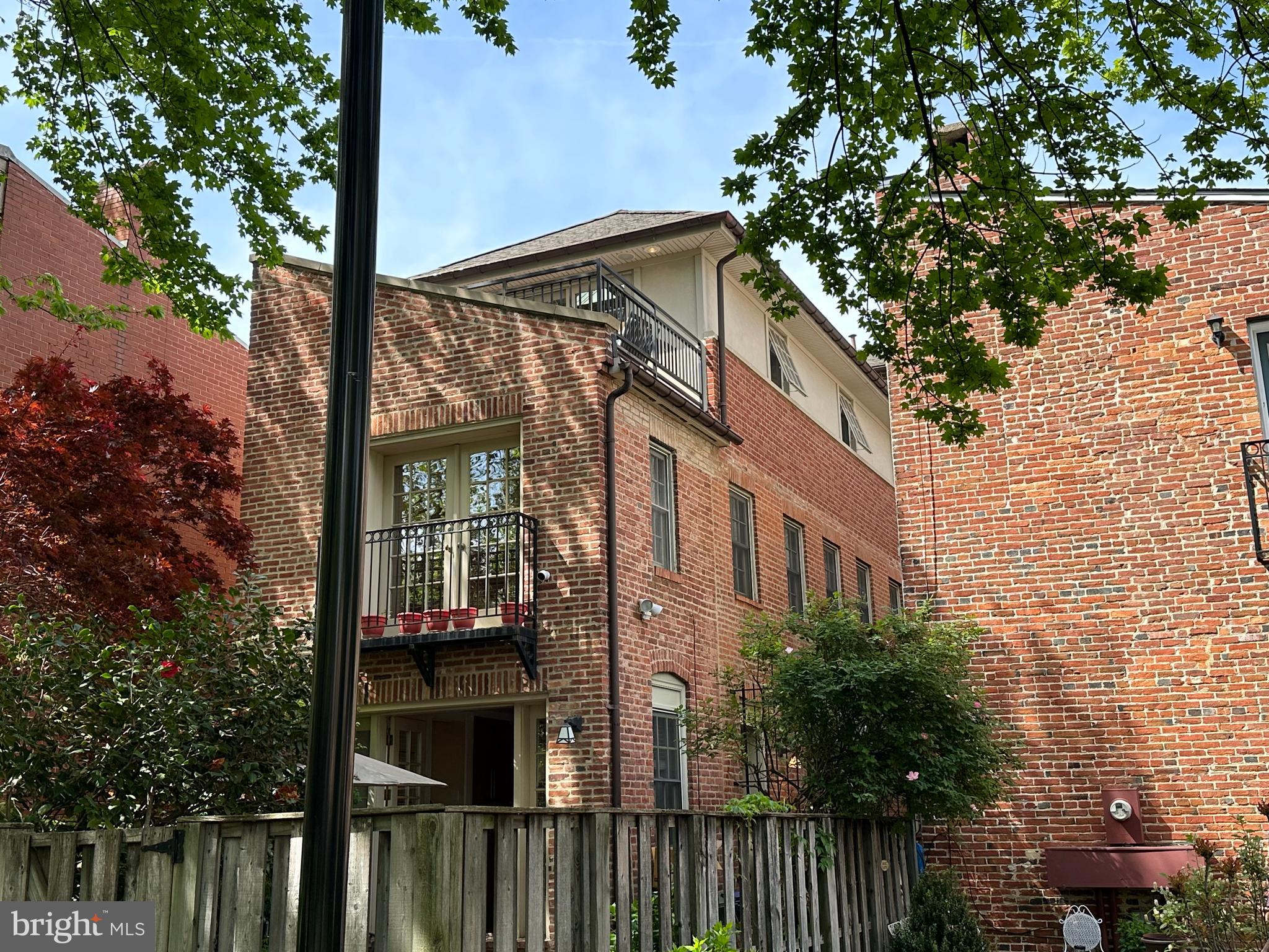 115 W Lee St W