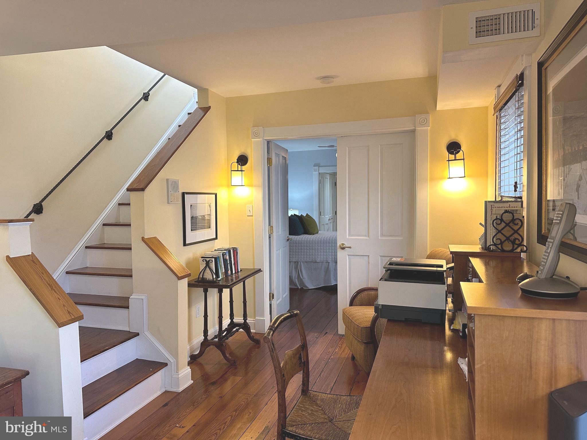 115 W Lee St W