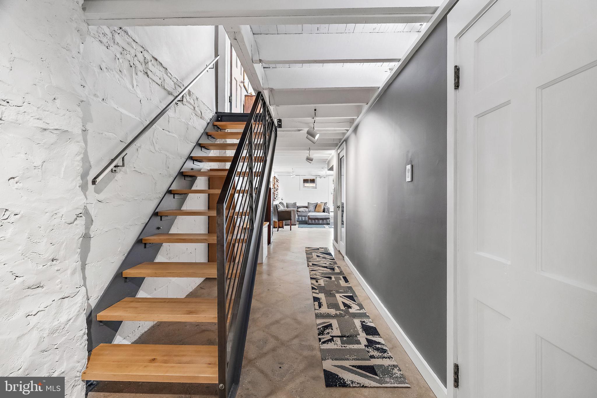 609 W 38th St