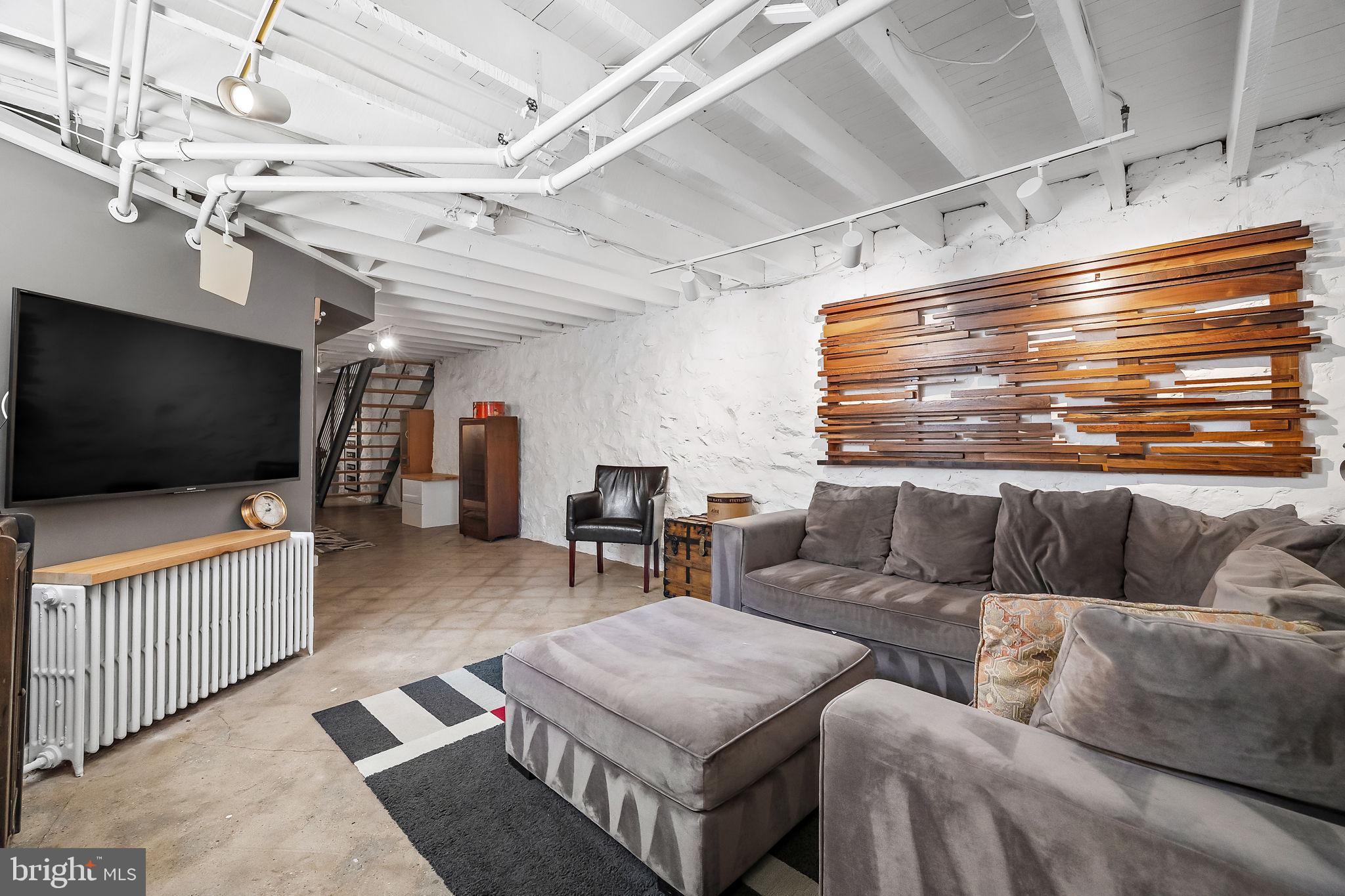 609 W 38th St