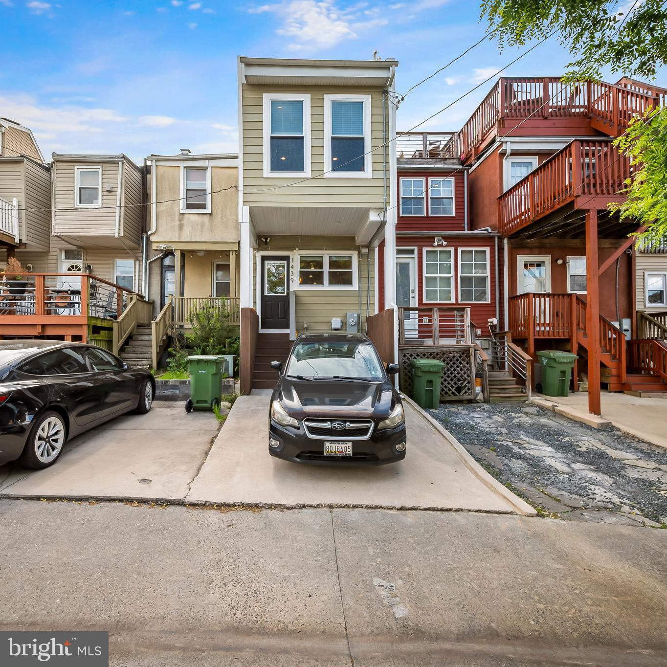 1439 Henry St